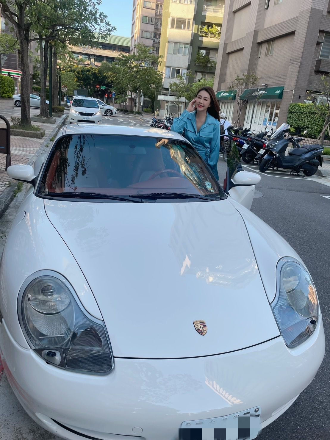 【名人聊愛車】李婉鈺愛車保時捷Porsche 911(996)一開19年 白色外觀紅色內裝質感好 自手排性能佳、開快也好駕馭！