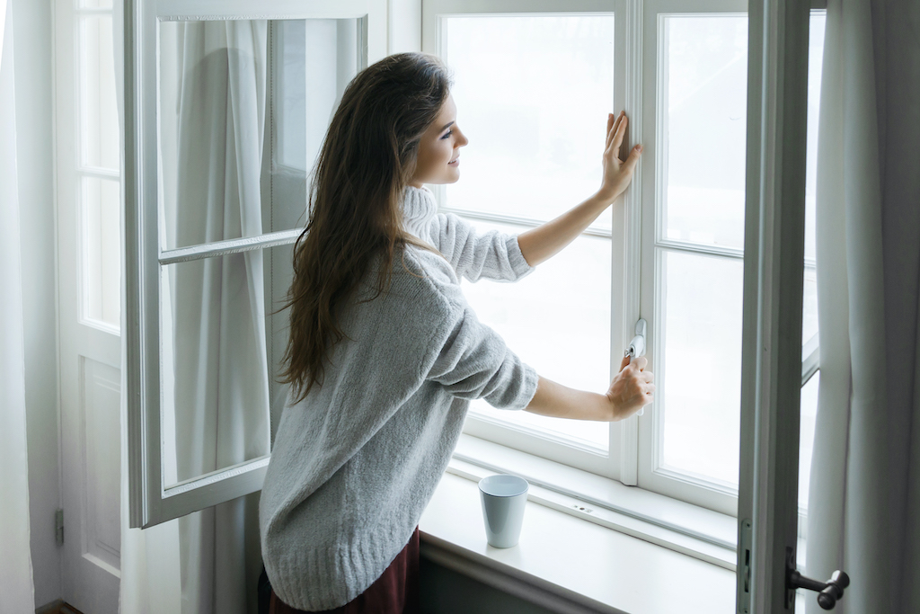 Ce film thermique pour fenêtres est une solution pas chère pour