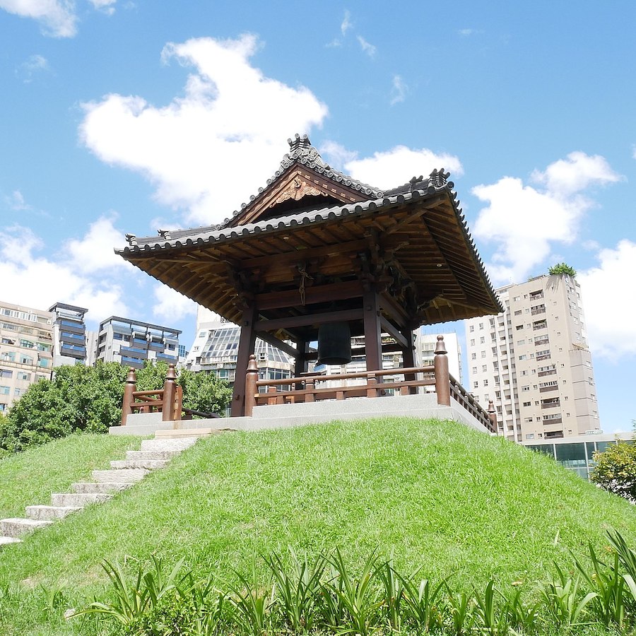 西本願寺遺址鐘樓(Photo via Wikimedia, by 氏子, License: CC BY-SA 4.0，圖片來源：https://zh.wikipedia.org/zh-tw/西本願寺_(臺北市)#/media/File:西本願寺遺址鐘樓.jpg)