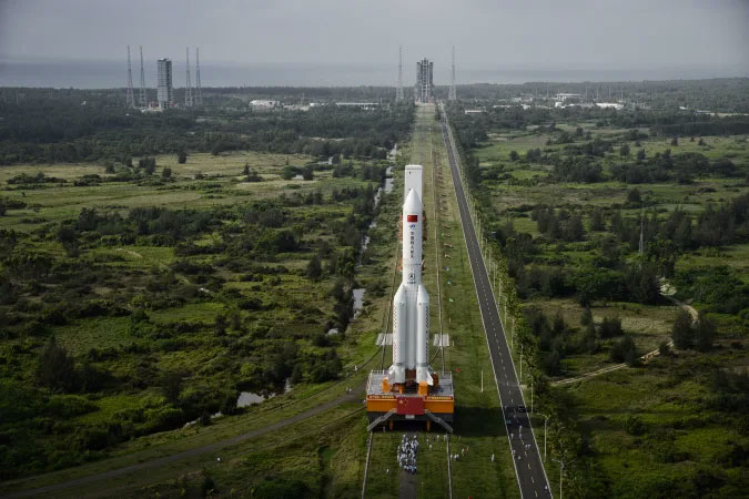 Image of a Long March 5B rocket" data-uuid="57eed0af-c213-3818-8904-87a120880c96