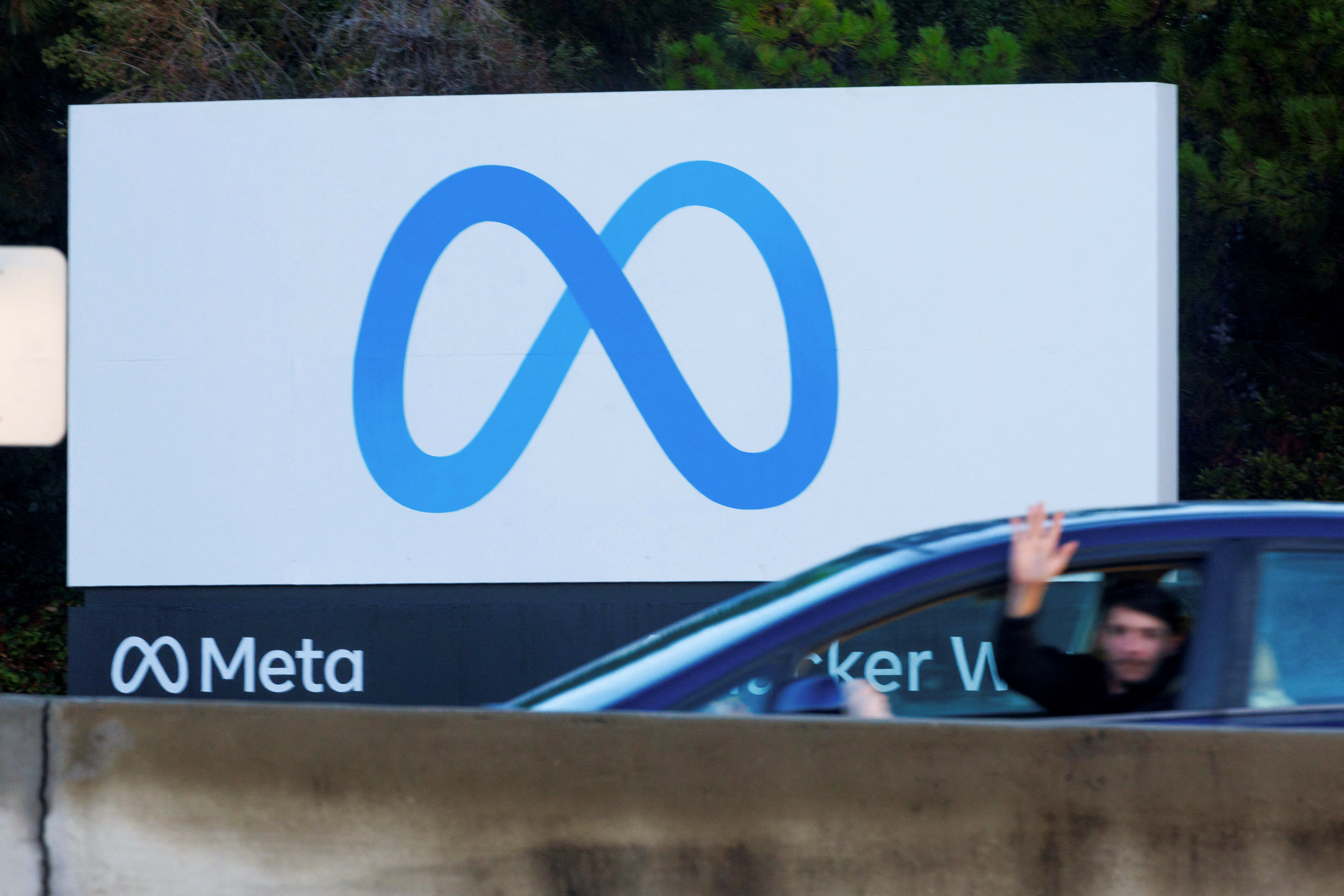 Commute traffic streams past the Meta sign outside the headquarters of Facebook parent company Meta Platforms Inc in Mountain View, California, U.S. November 9, 2022. REUTERS/Peter DaSilva