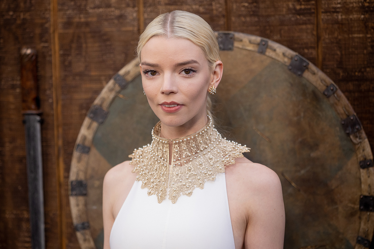 Anya Taylor-Joy abandonou os estudos aos 16 anos após sofrer bullying