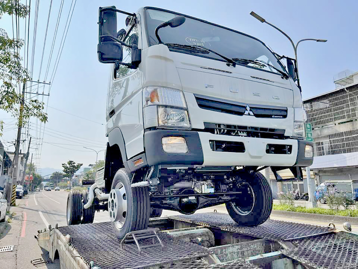 陳和皇大哥九月份決定要用卡車參賽，便立即向廠商訂購車輛