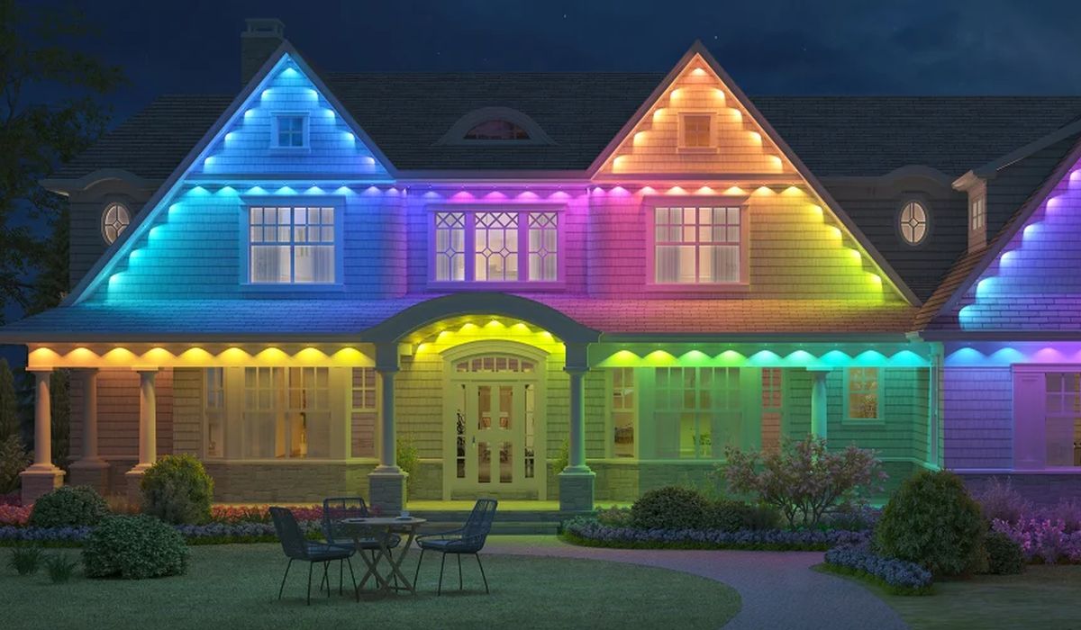 Hire Someone To Put Up Outdoor Christmas Lights: Pros, Cons and Costs