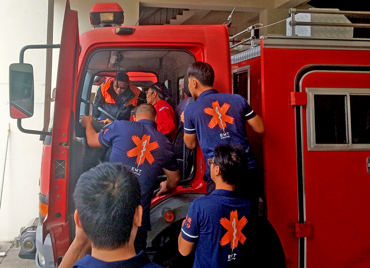 陳和皇大哥無償義務指導救災單位，如何操作特種救災車輛的駕駛。