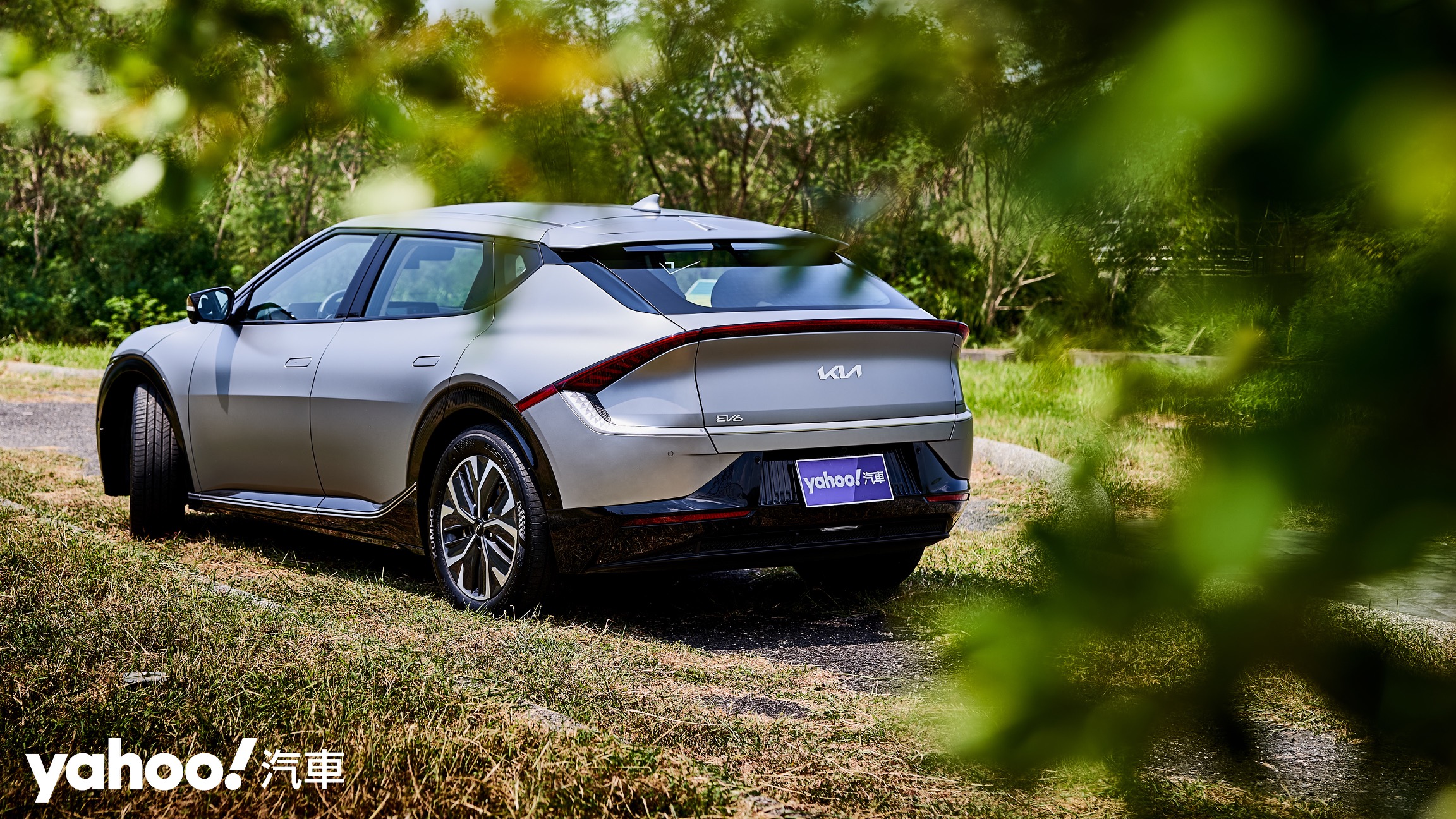 更偏向休旅定位的EV6以後方Fastback造型與獨特車尾線條營造出如同轎跑、鋼砲的Crossover感受。