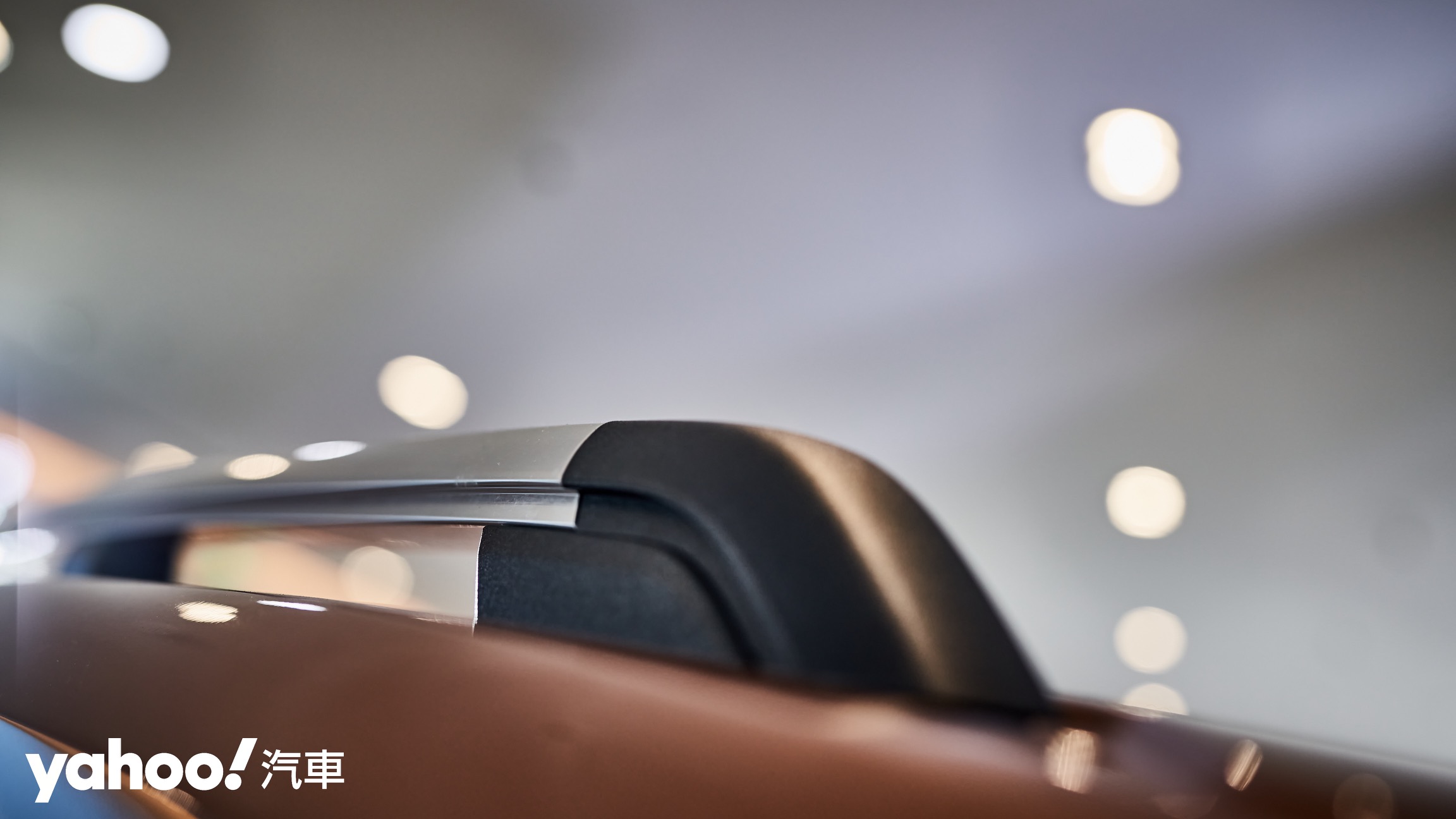 銀色車頂架呼應車身鍍鉻飾條並有著更優雅秀氣的風格。
