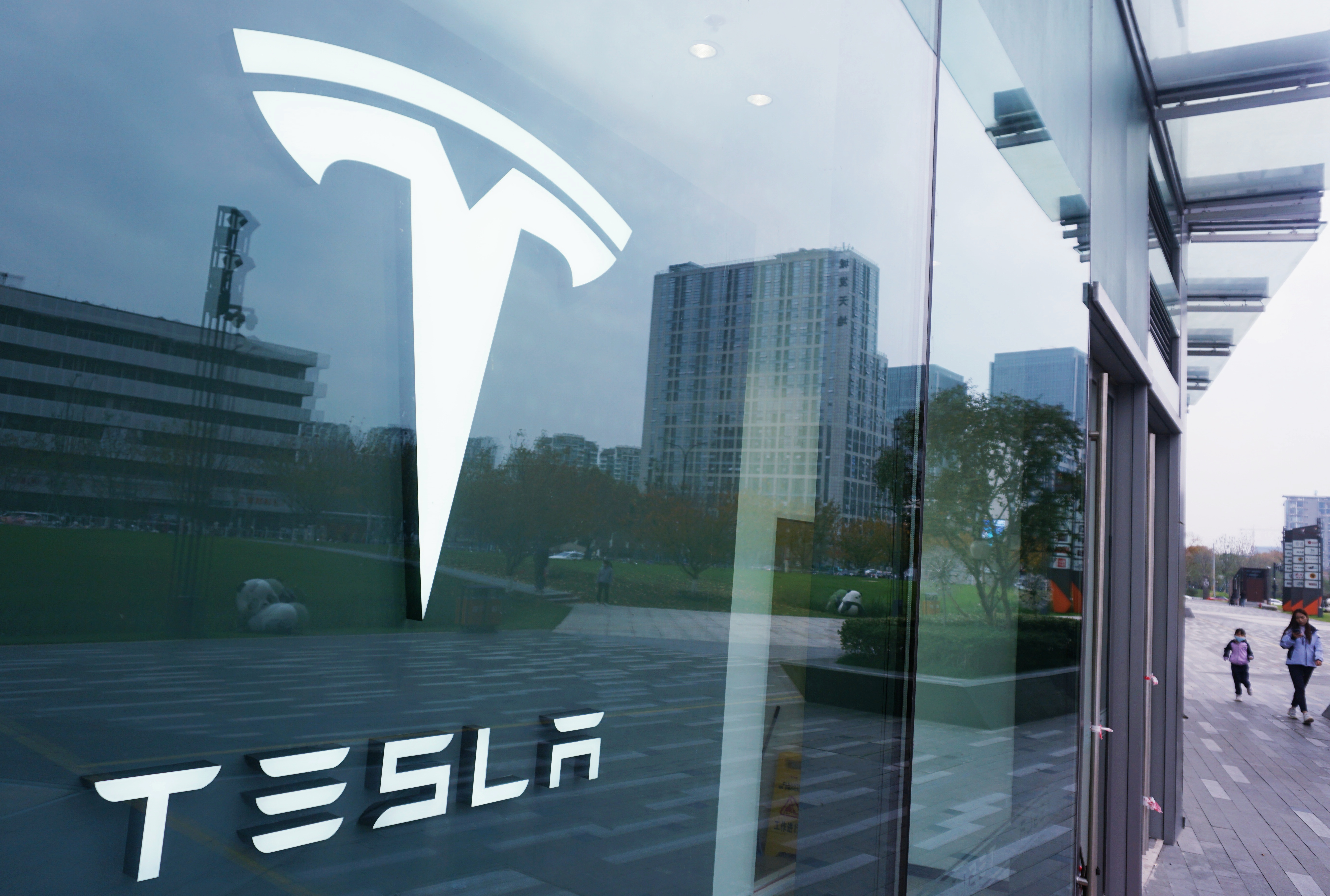 NLRB dice que Tesla violó la ley al decirles a los empleados que no hablaran sobre el pago