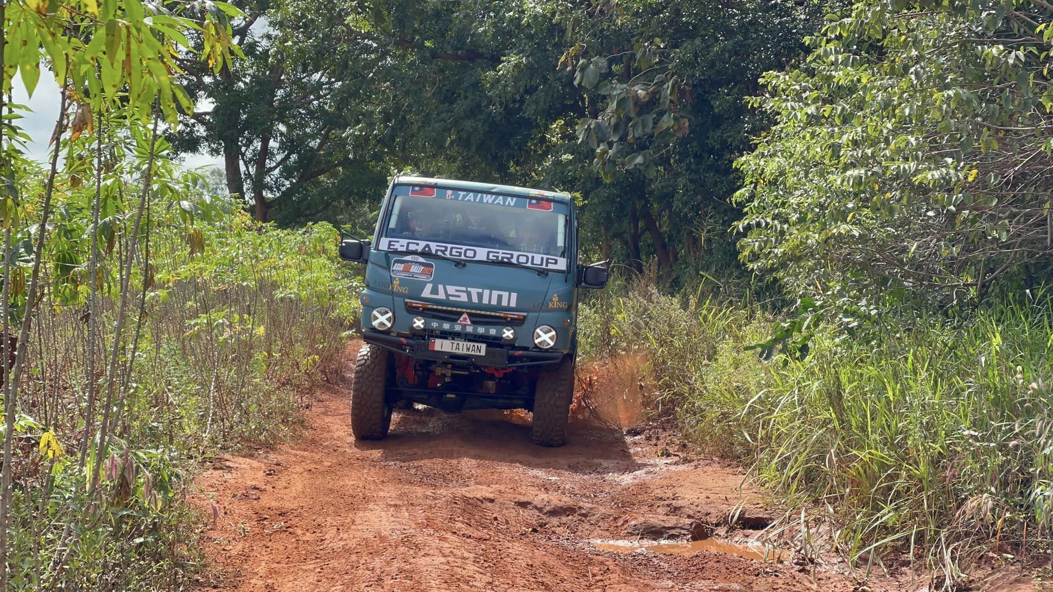 坑洞對於越野卡車又更顛頗，所以更需要駕駛經驗，選線和迴避都是一門技術