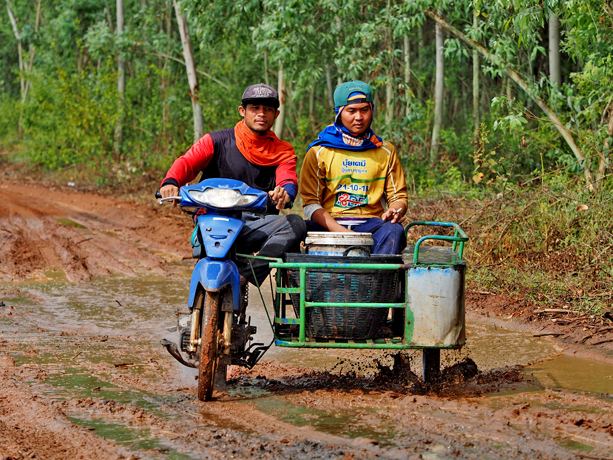 泰國當地農民：「現在是亞洲越野拉力賽嗎？我也是邊車讓我外卡一下吧！」（設計對白）©AXCR