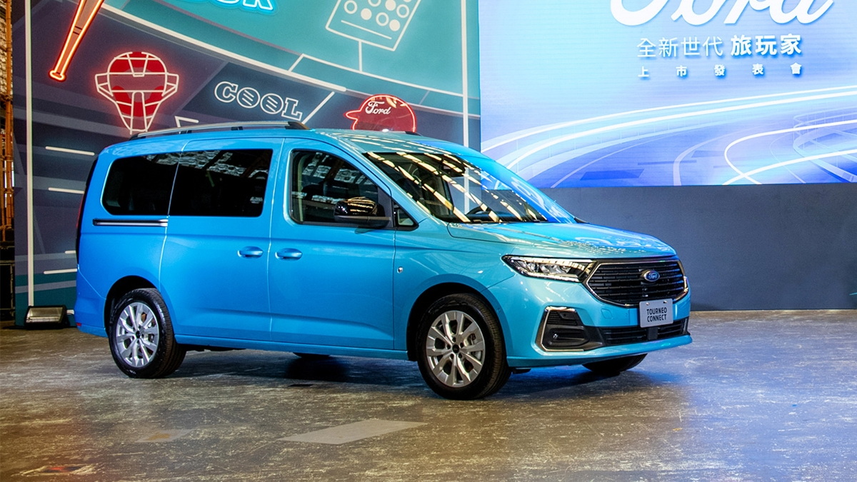 圖／2023 Ford Tourneo Connect 2.0玩咖版融合Ford DNA家族設計語彙，車頭導入全新鍍鉻水箱護罩，勾勒出極具辨識度的前臉造型。