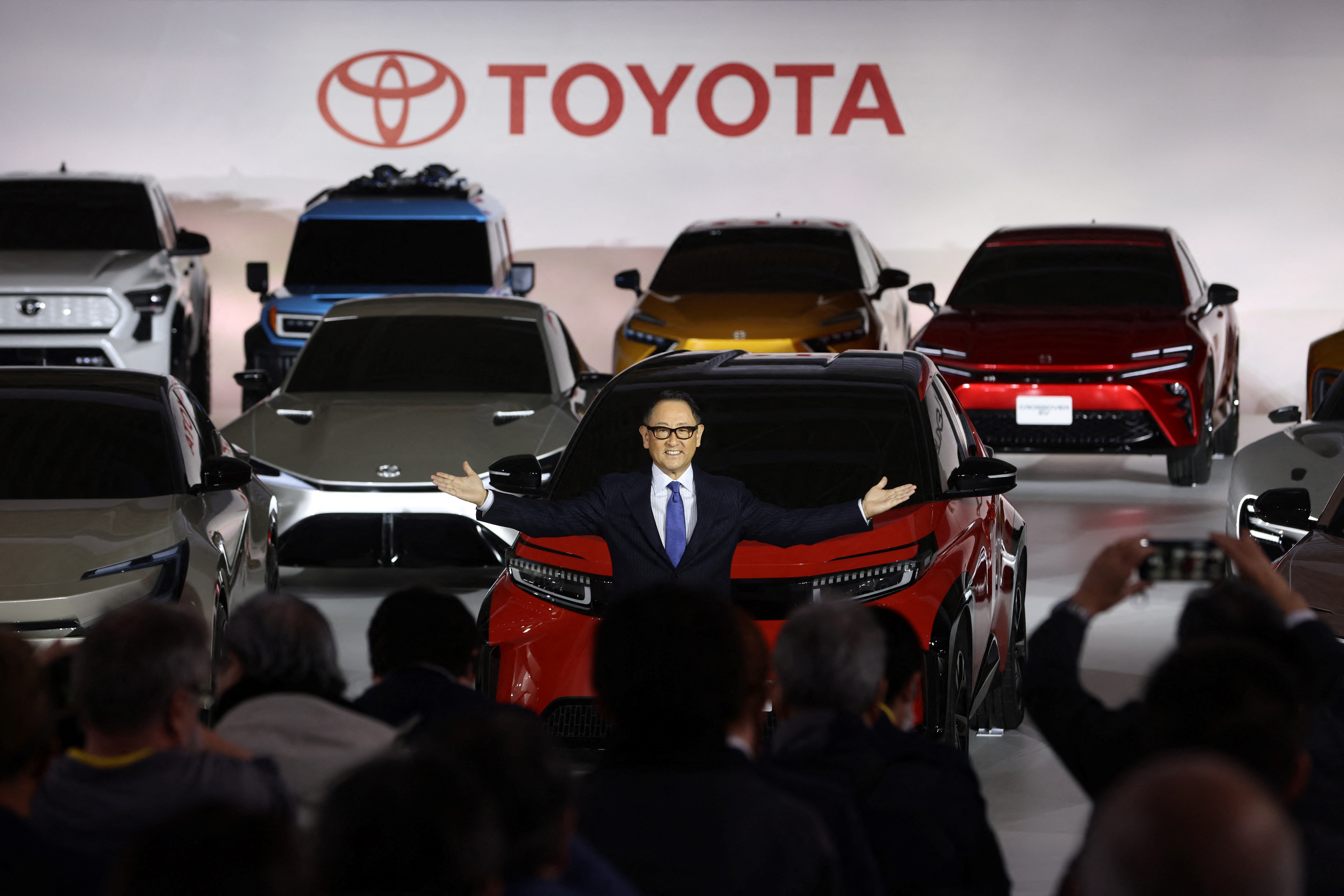 儘管Toyota的大家長豐田章男認為電動車不是未來的唯一解方，但仍因應市場將陸續推出背後那一字排開的電動座駕。