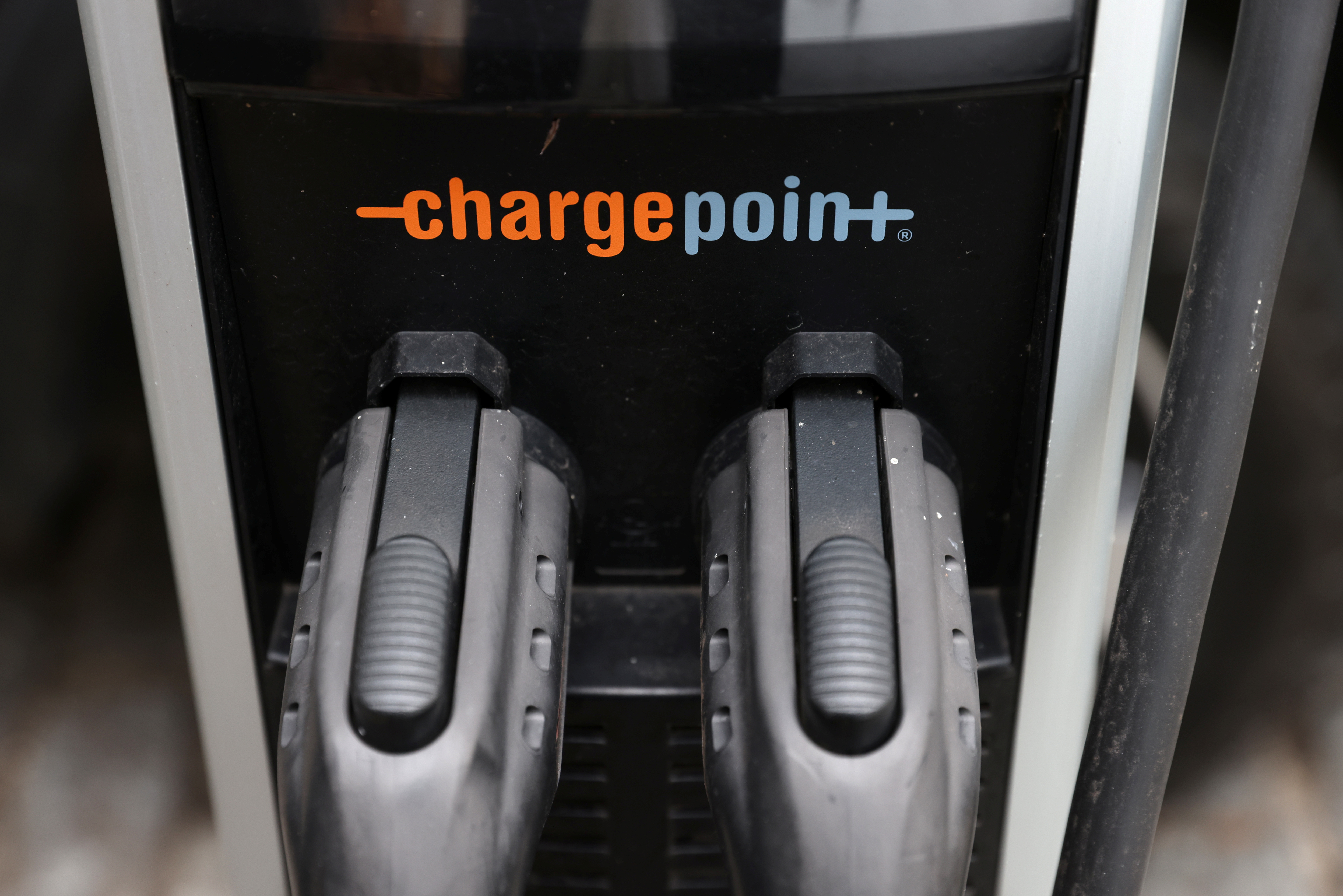 Mercedes and Chargepoint team up to build 400 North American charging hubs