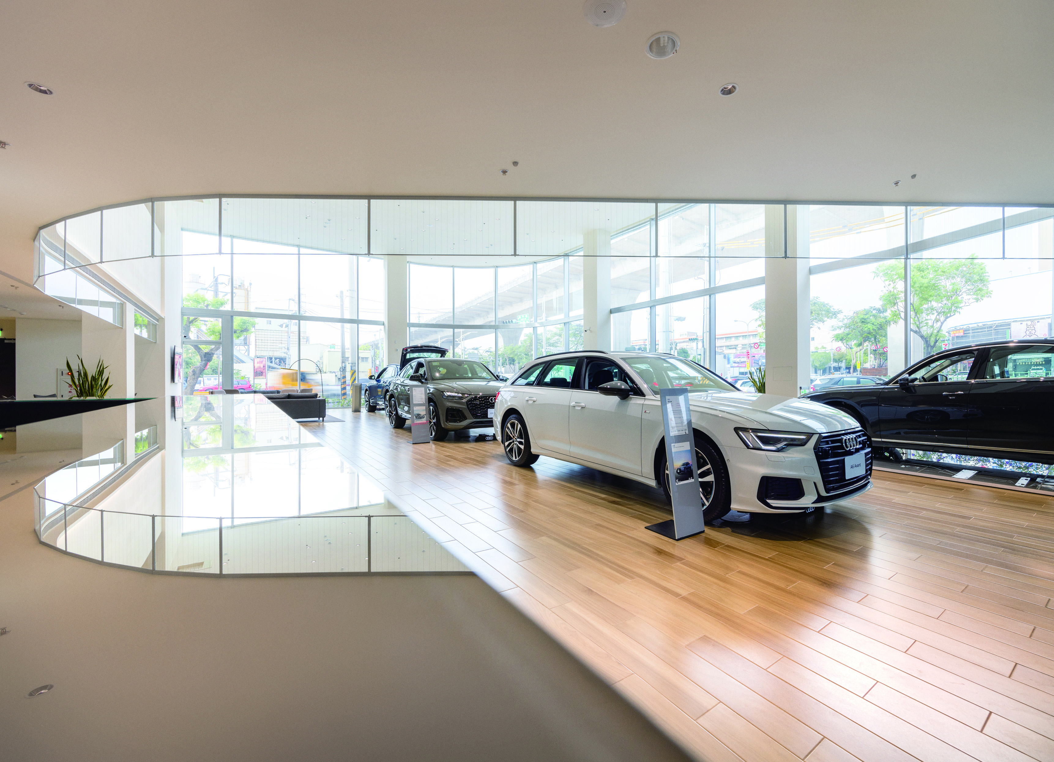 從購買體驗到售後服務，一切的一切都是由車價所支撐。��照片取自：Audi