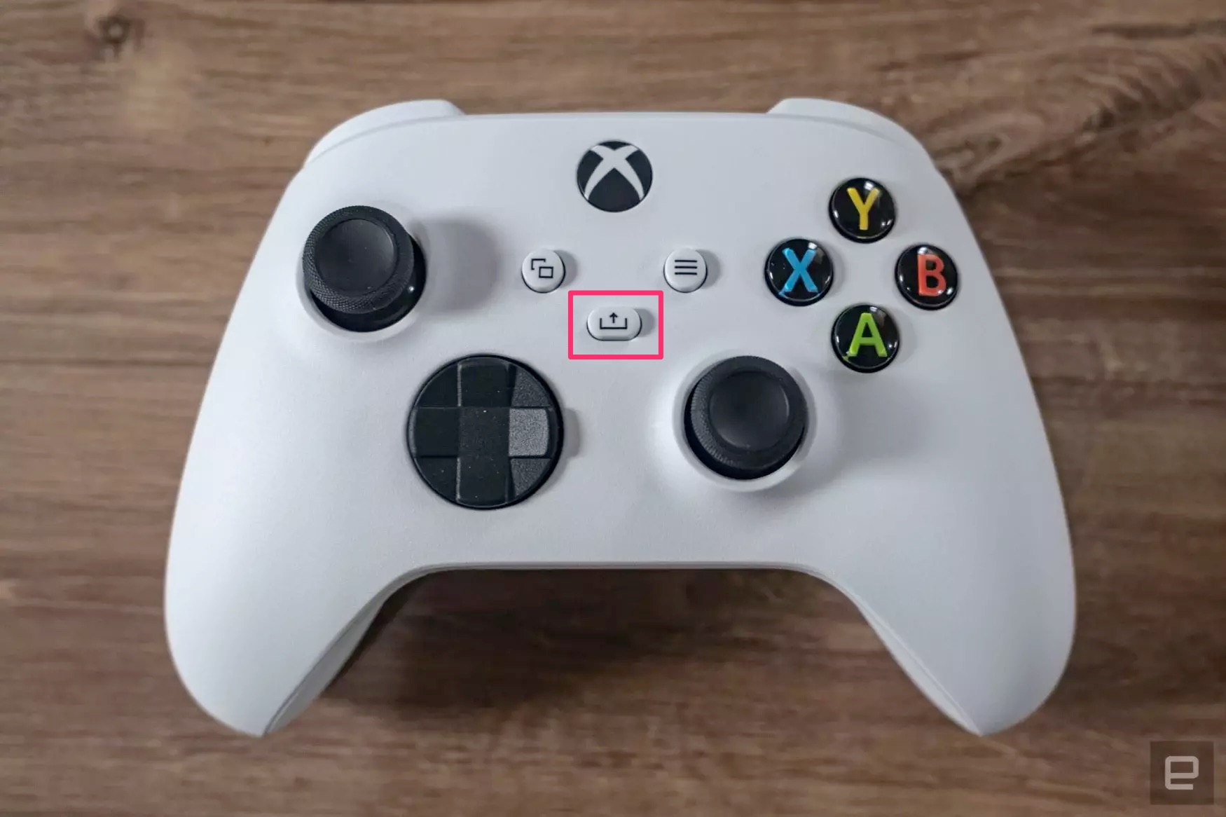 A photo of the Xbox Series X/S controller, with the Share button highlighted." data-uuid="4757a162-b4df-3aab-9005-f2419a3f9bd7