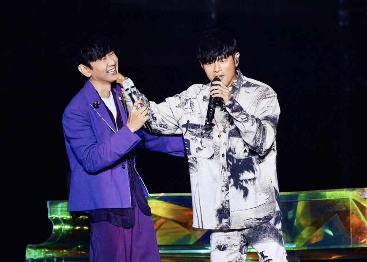 Jay Chou appears as special guest on JJ Lin's Taipei concert