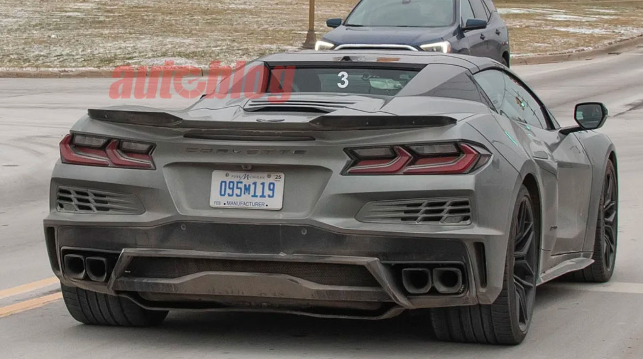 圖／2024 Chevrolet Corvette E-Ray車尾採用四出排氣管、車身四周配備多組側造型氣壩，搭配俐落流暢的車身線條，展現出強大的侵略性。