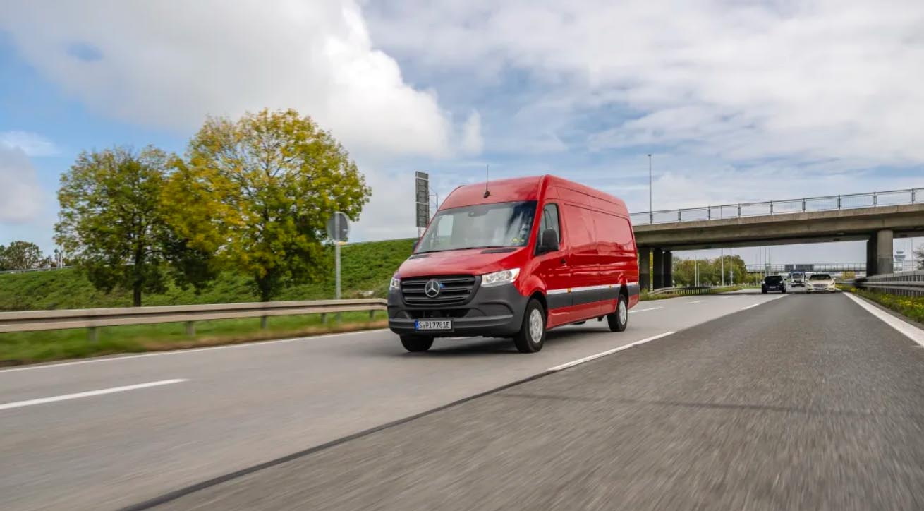 圖／原廠先把Mercedes-Benz eSprinter純電箱型商旅開往慕尼黑機場，然後穿過施瓦本侏羅山返回，測試路線除了市區道路，也包含崎嶇的山路地形。