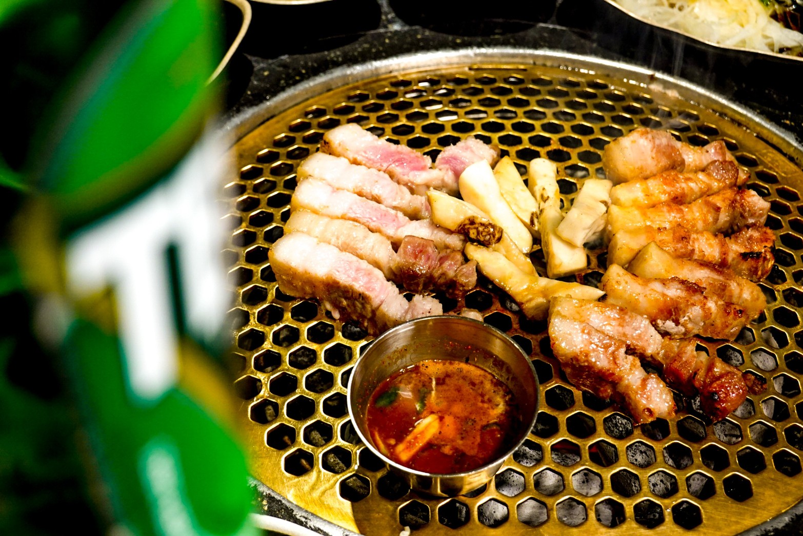 炭烤黑豬肉要沾旁邊的特製鯷魚醬一起吃