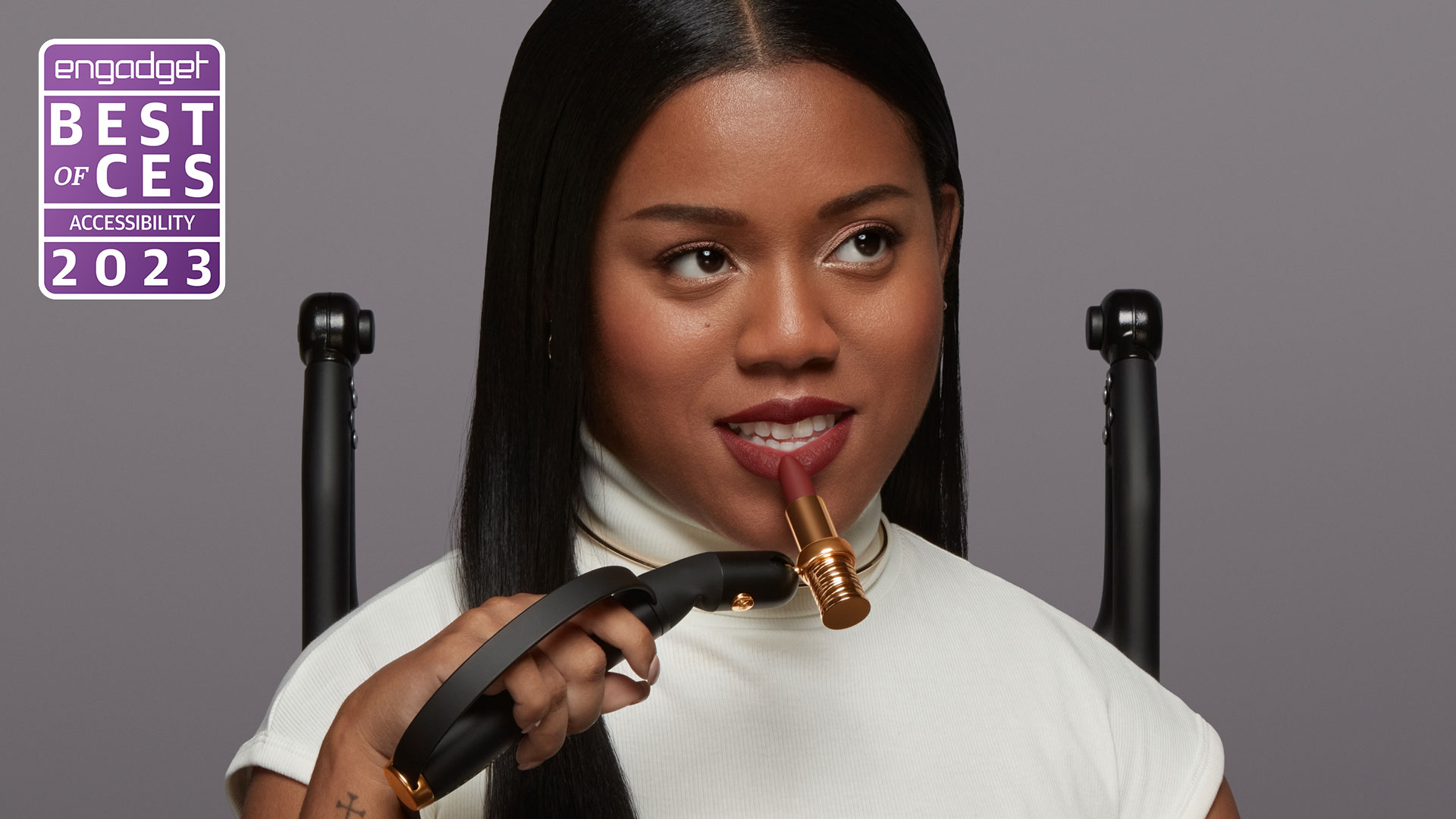 A woman uses the L'oreal Hapta to help appy lipstick.