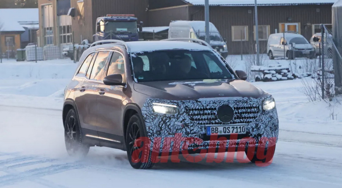 圖／2024 Mercedes-Benz GLB小改款玫瑰金色輕偽裝現身冰天雪地，預計今年正式登場。