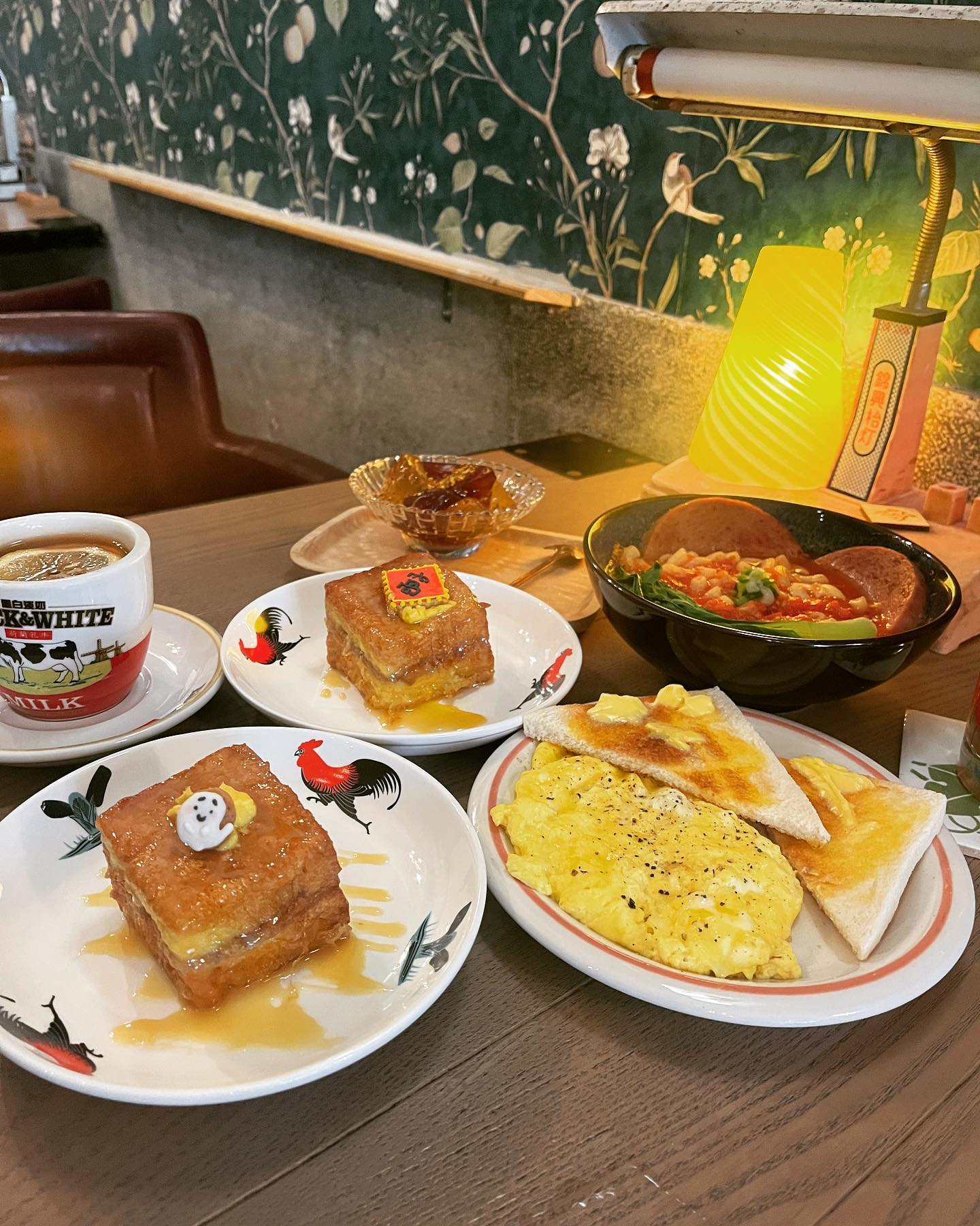 不僅餐點是港式輕食，連杯盤都帶有香港風情！（圖片來源：窩窩 wooo官方臉書）