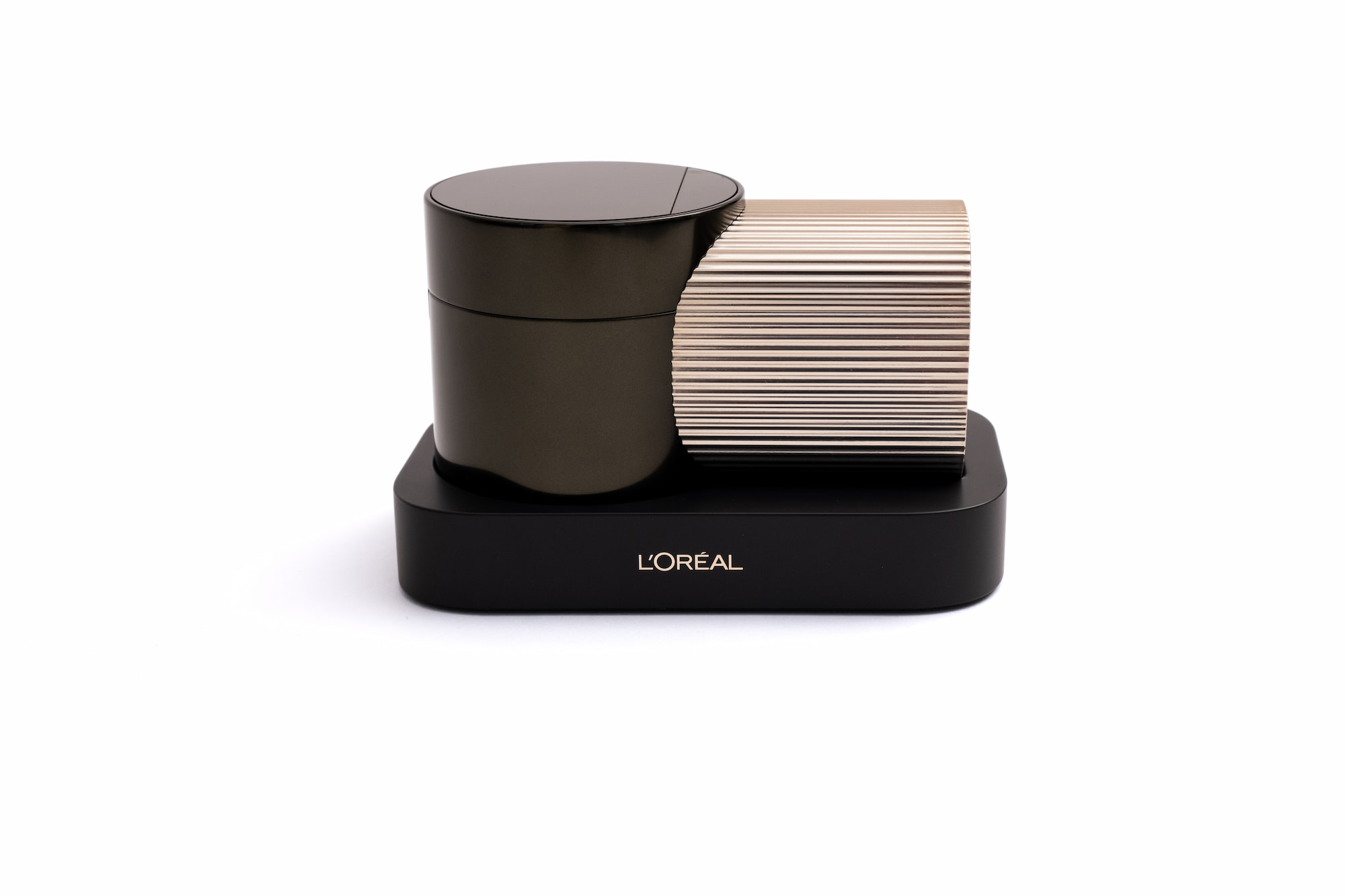 L’Oréal's Brow Magic device