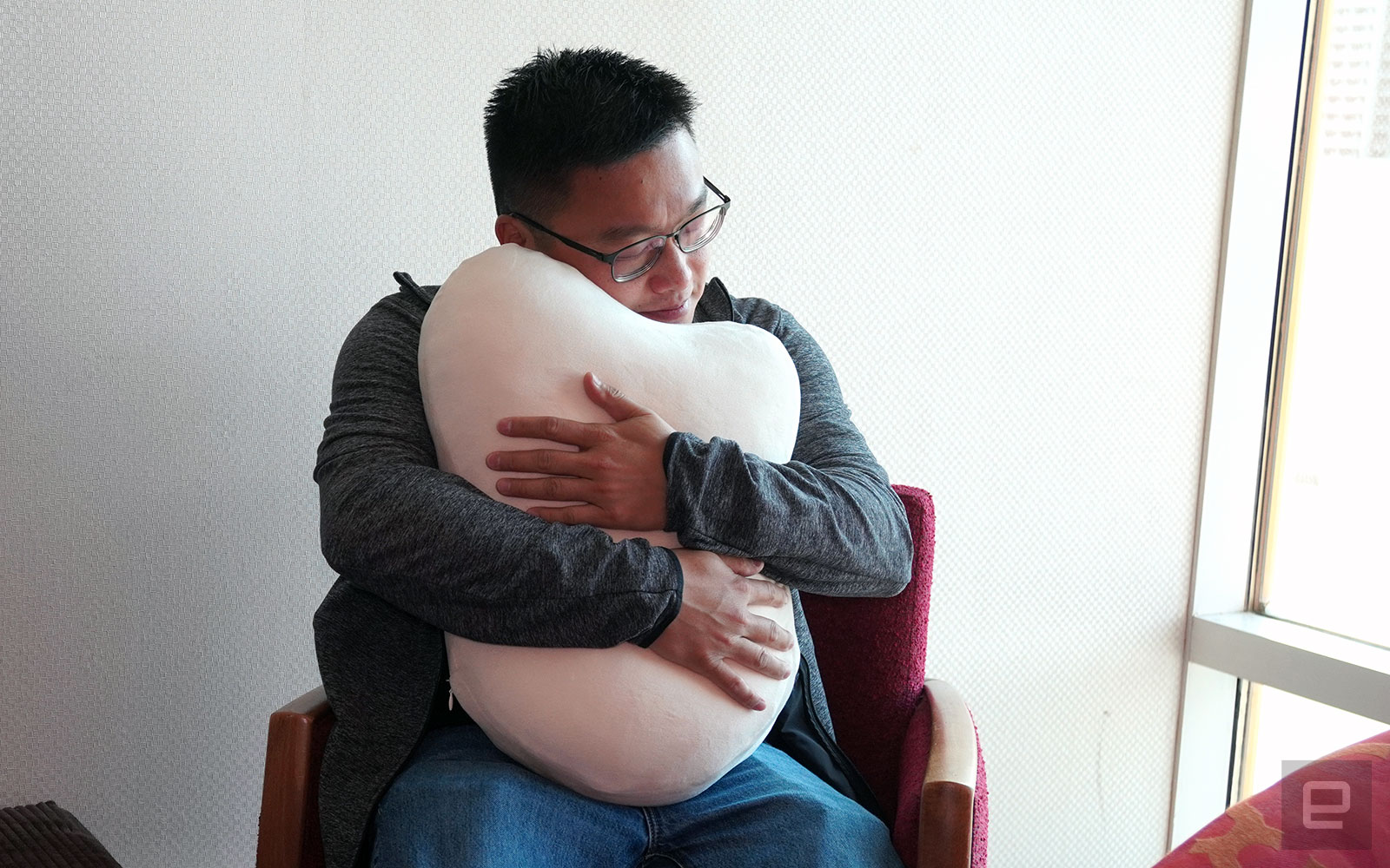 Hugging this pulsating cushion apparently suppresses your anxiety