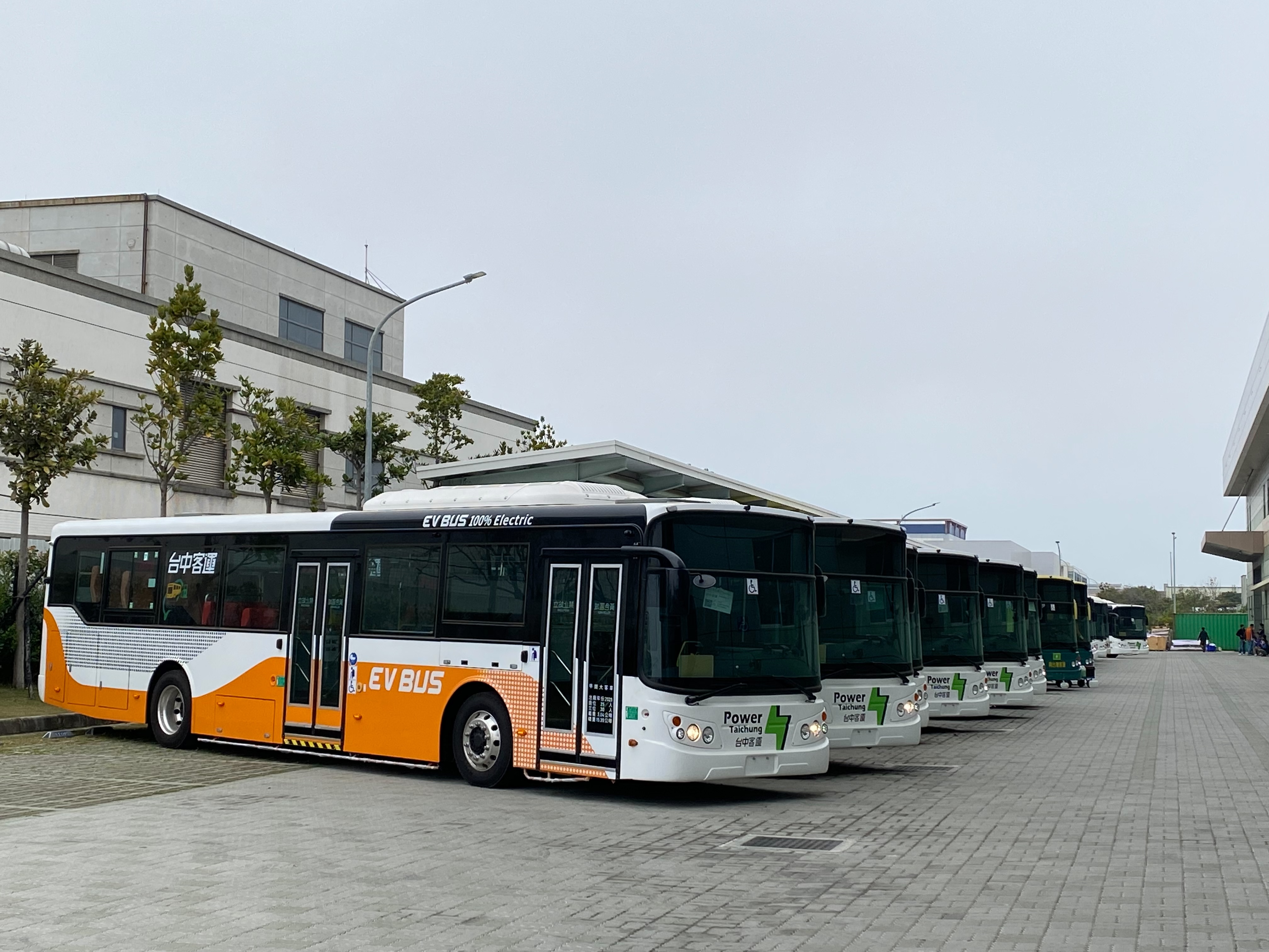 華德動能中港新廠準備交車的電動巴士。圖／特派記者張家豪攝影。