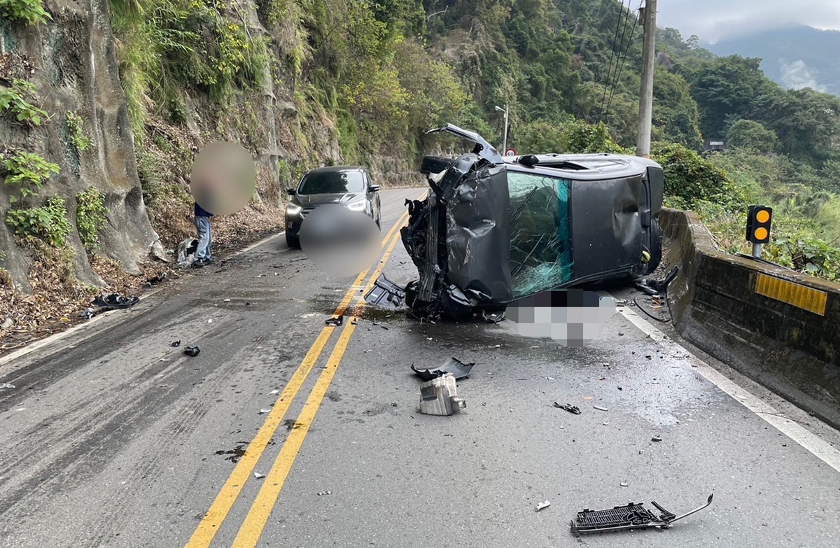 台6線苗栗公館轎車自撞山壁側翻 駕駛亡驗出酒測超標