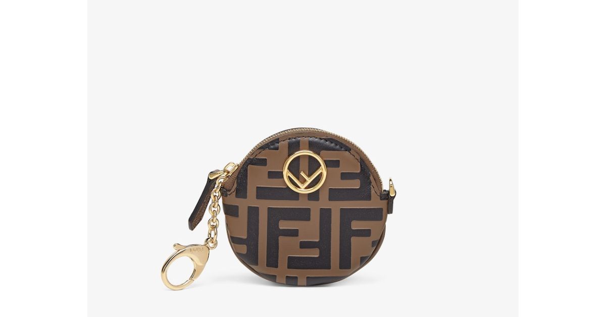 Fendi，棕色皮革零錢包 source：Fendi