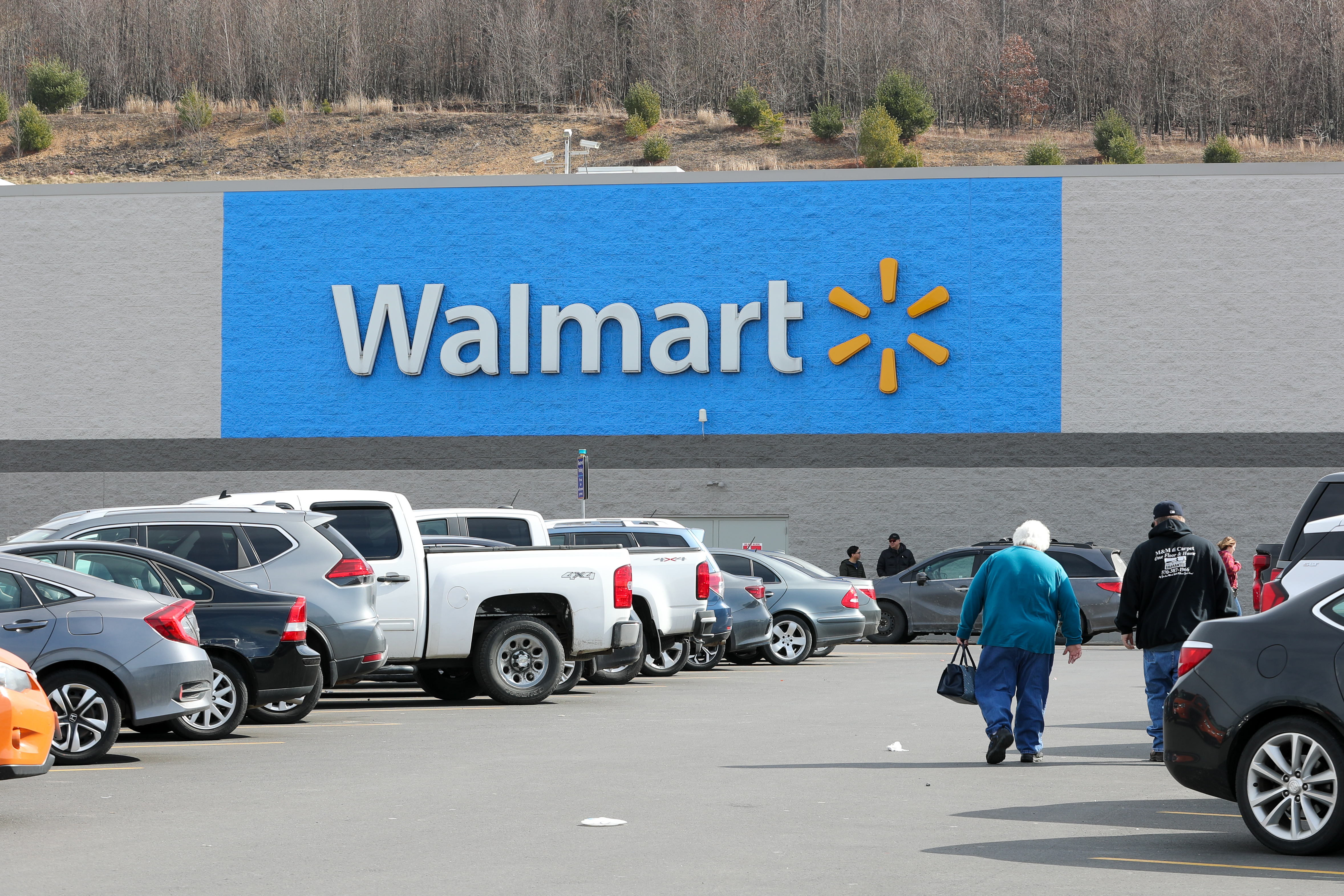 Walmart keeps gaining high-income shoppers amid 'stubborn inflation' in the grocery aisle