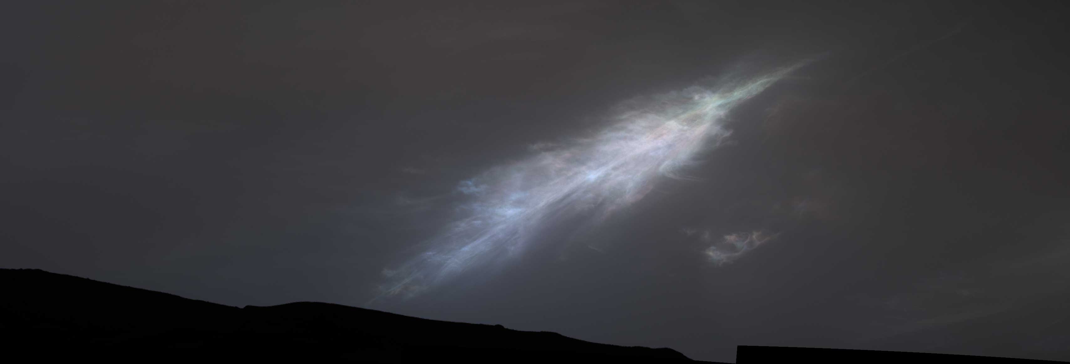 美国宇航局好奇号探测器拍摄的火星上羽毛状云的照片。