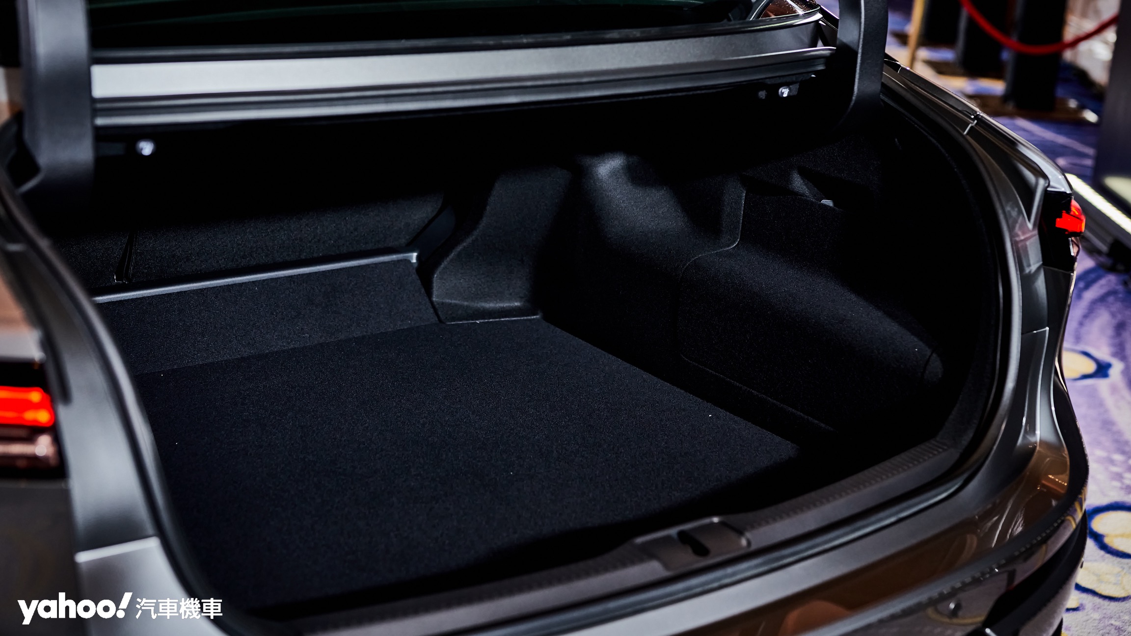 空間不若正統SUV卻依舊具備Toyota傳統訴求的平整方正與開口寬闊。