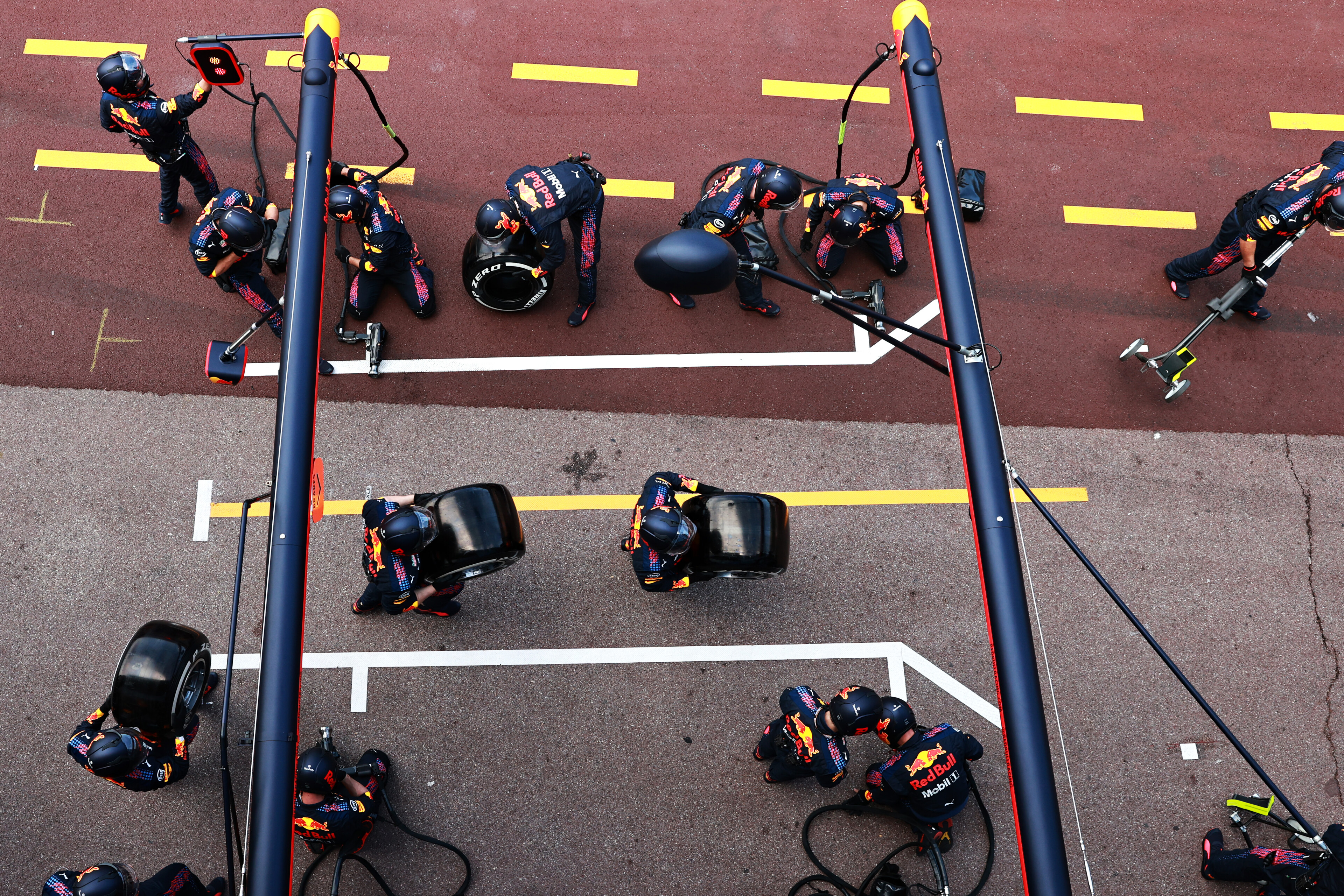 分秒必爭的換胎作業，最快可在2秒完成。圖片取自：Red Bull Racing。