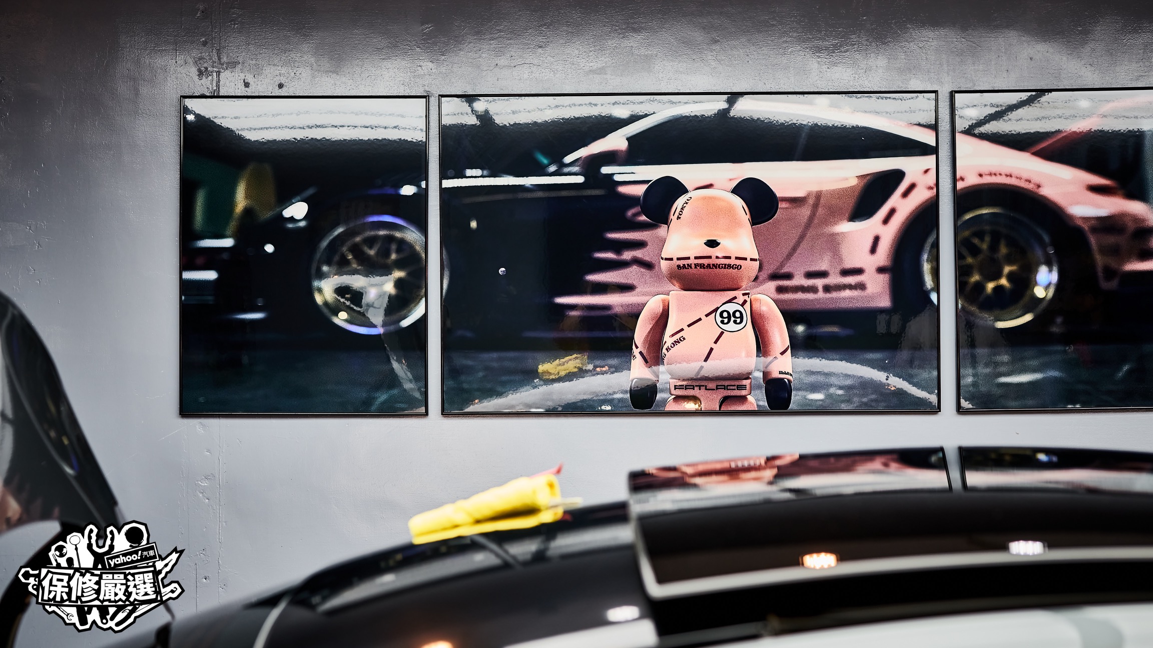 比起作品展示更像品味展示的庫柏力克熊，既展現吳老闆個人品味、景深模糊處同時也是喜愛車的象徵。