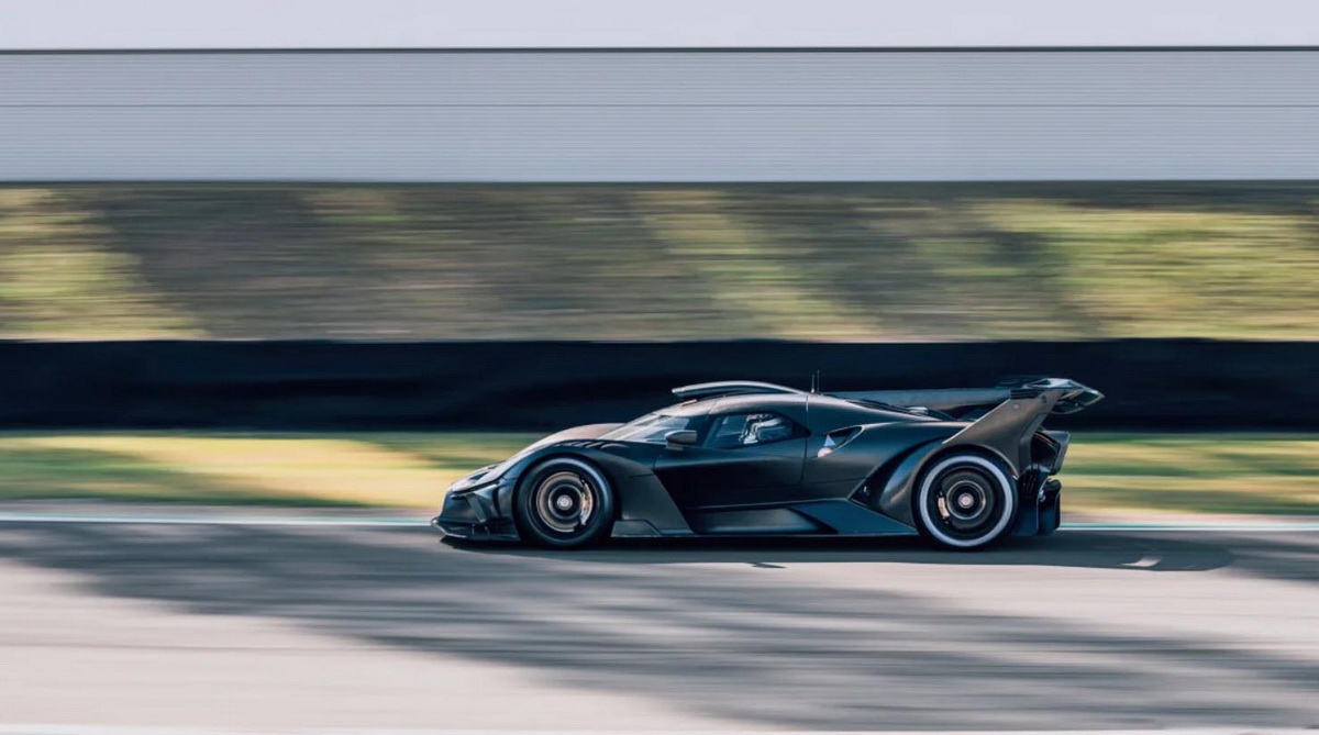 圖／Bugatti Bolide採用8.0升W16四渦輪增壓引擎，能產生1,578匹馬力、1850牛頓米扭力，時速最高可達500km/h，全都是非常誇張變態的數據。