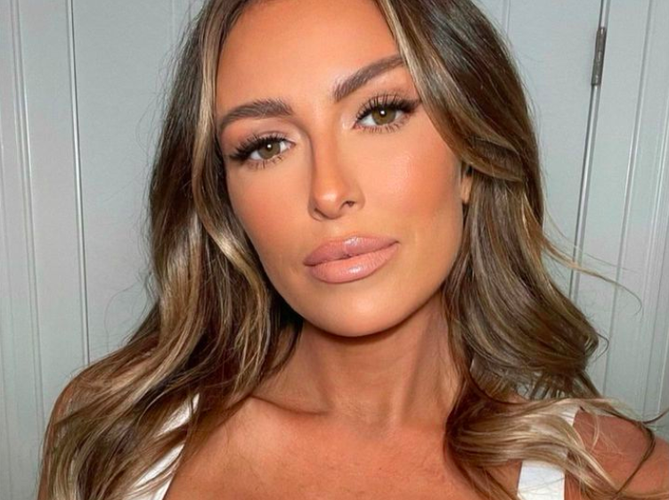 Paulina Gretzky stuns fans in all-white tennis outfit