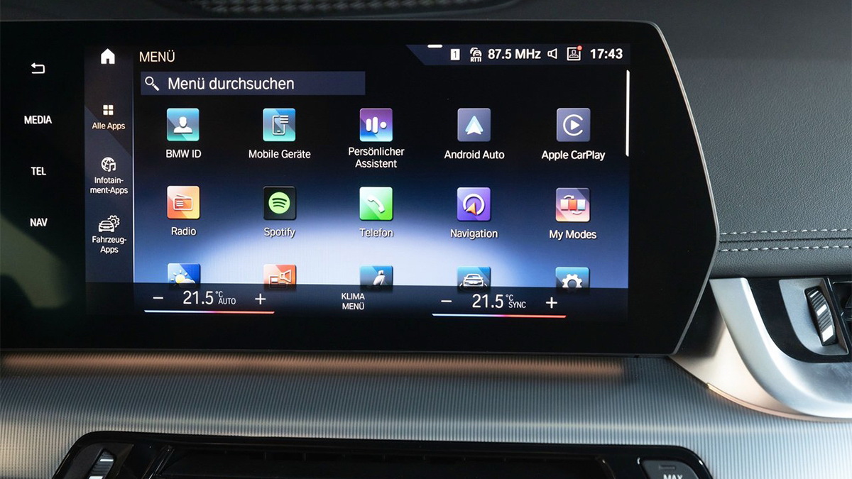 圖／2023 BMW iX1 xDrive30 xLine搭載懸浮式曲面螢幕、BMW iDrive 8.0使用者互動介面，讓車主每次上車皆能享受客製化的專屬體驗。