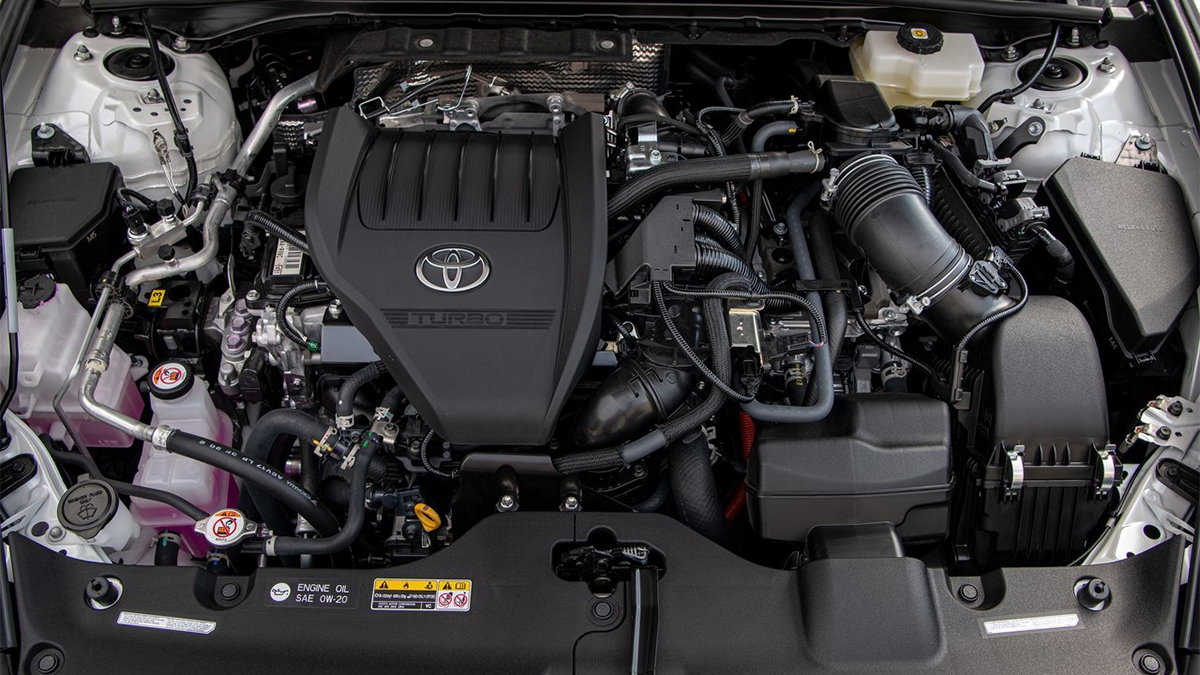圖／2023 Toyota Crown皇家版搭載全新2.4L Turbo Hybrid系統，可達到最大綜效馬力348匹，0~100 km/h加速只需要5.8秒，可提供15.6km/l優異的平均油耗。