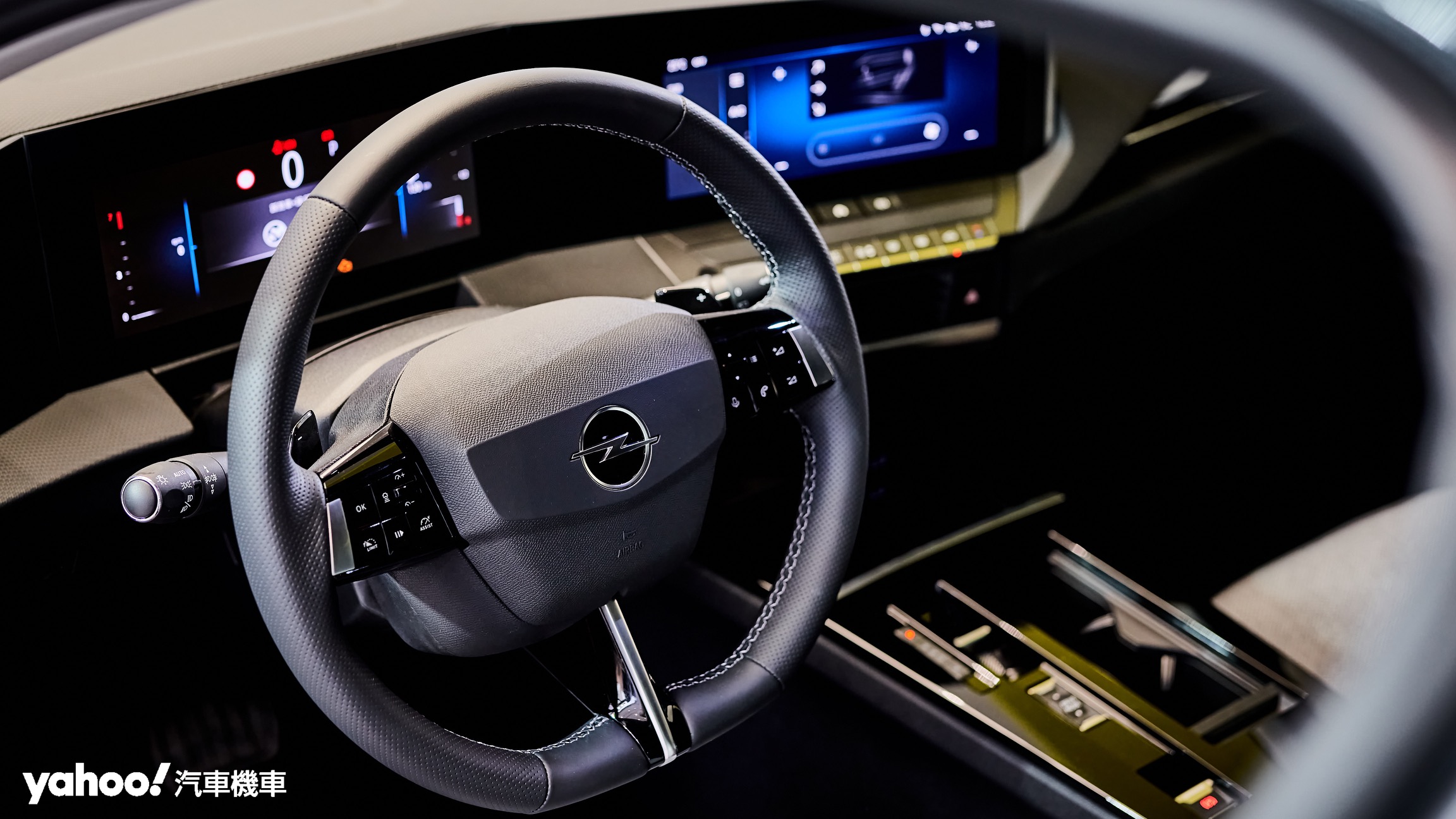 簡化的駕駛座艙空間雙車型皆配有10吋+10吋的Pure Panel Pro螢幕組合。