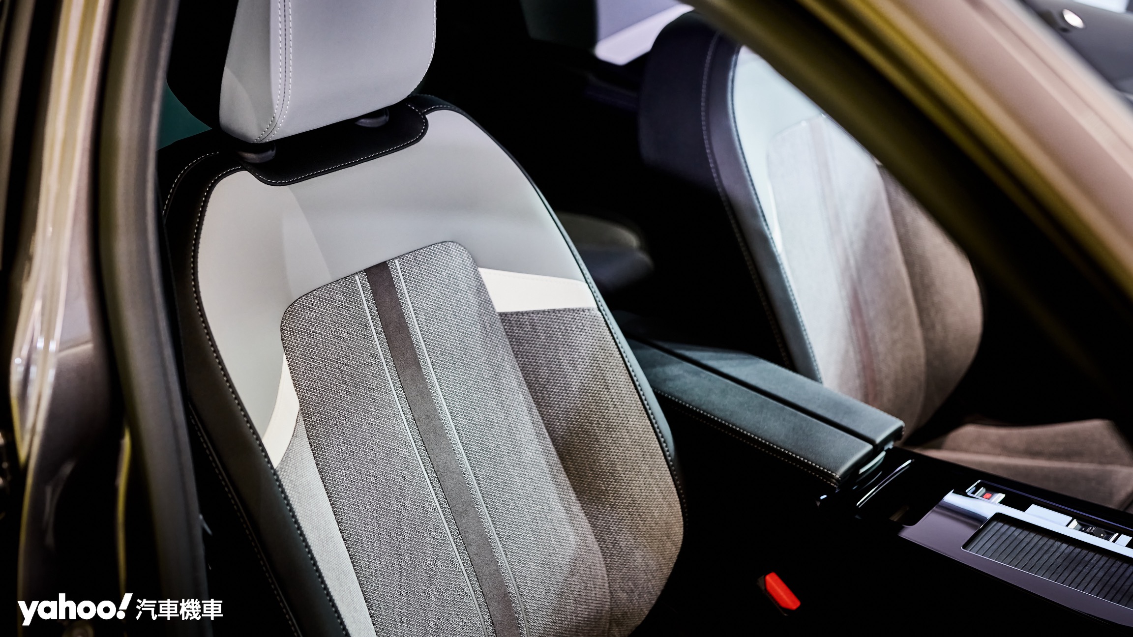 採用皮與織布混拼的座椅保有良好舒適性的同時，Elegance和GS-Line車型也有著不同的配色組合。