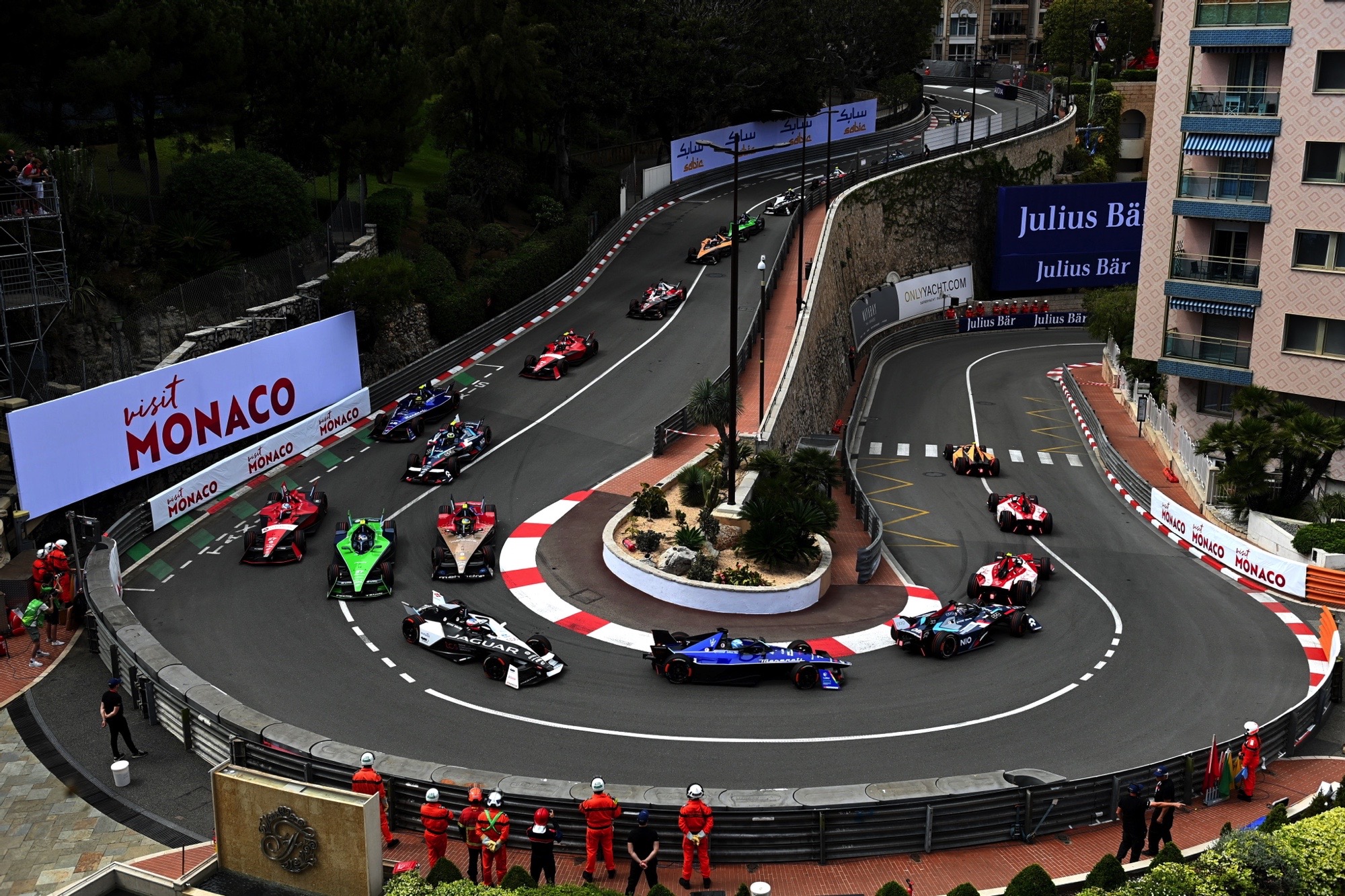 Jake Hughes, NEOM McLaren Formula E Team, e-4ORCE 04
leads Sacha Fenestraz, Nissan Formula E Team, Nissan e-4ORCE 04 (Jake Hughes, NEOM McLaren Formula E Team, e-4ORCE 04
leads Sacha Fenestraz, Nissan Formula E Team, Nissan e-4ORCE 04, ASCII, 118 co