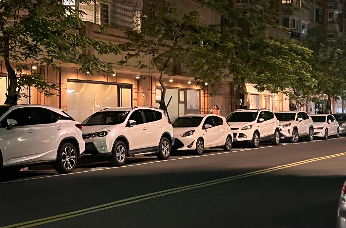 台灣以白色車子為主流，有網友意外發現，路邊整排都是白色車子，引起網友們熱議白色車的優點和缺點。（圖片來源：臉書社團「路上觀察學院」）