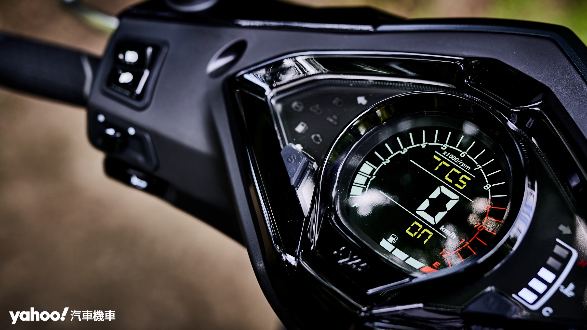 以儀表整合按鍵的形式加入TCS更強化了車輛在視覺上的一體性。