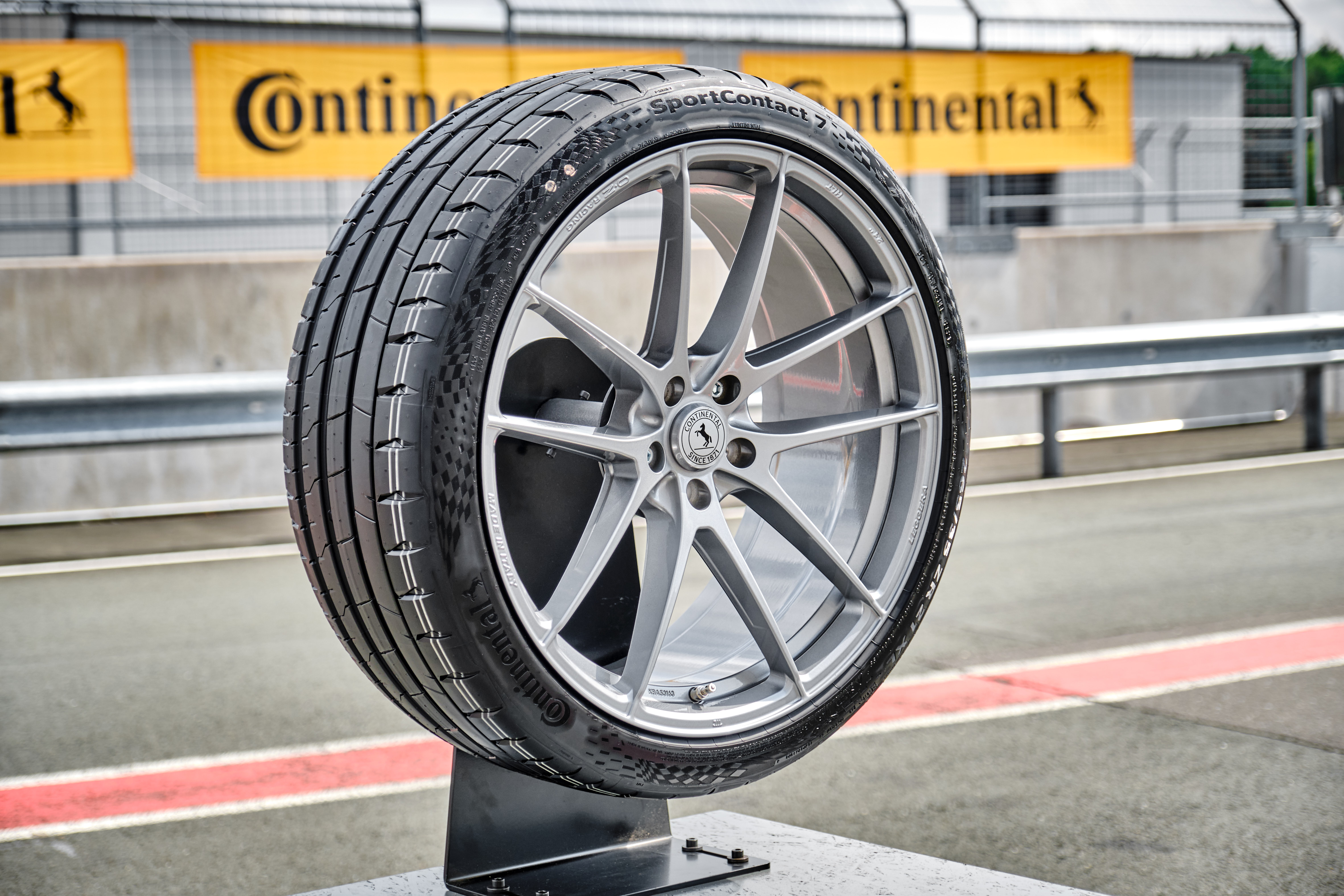 Continental SportContact系列。圖片摘自：Continental