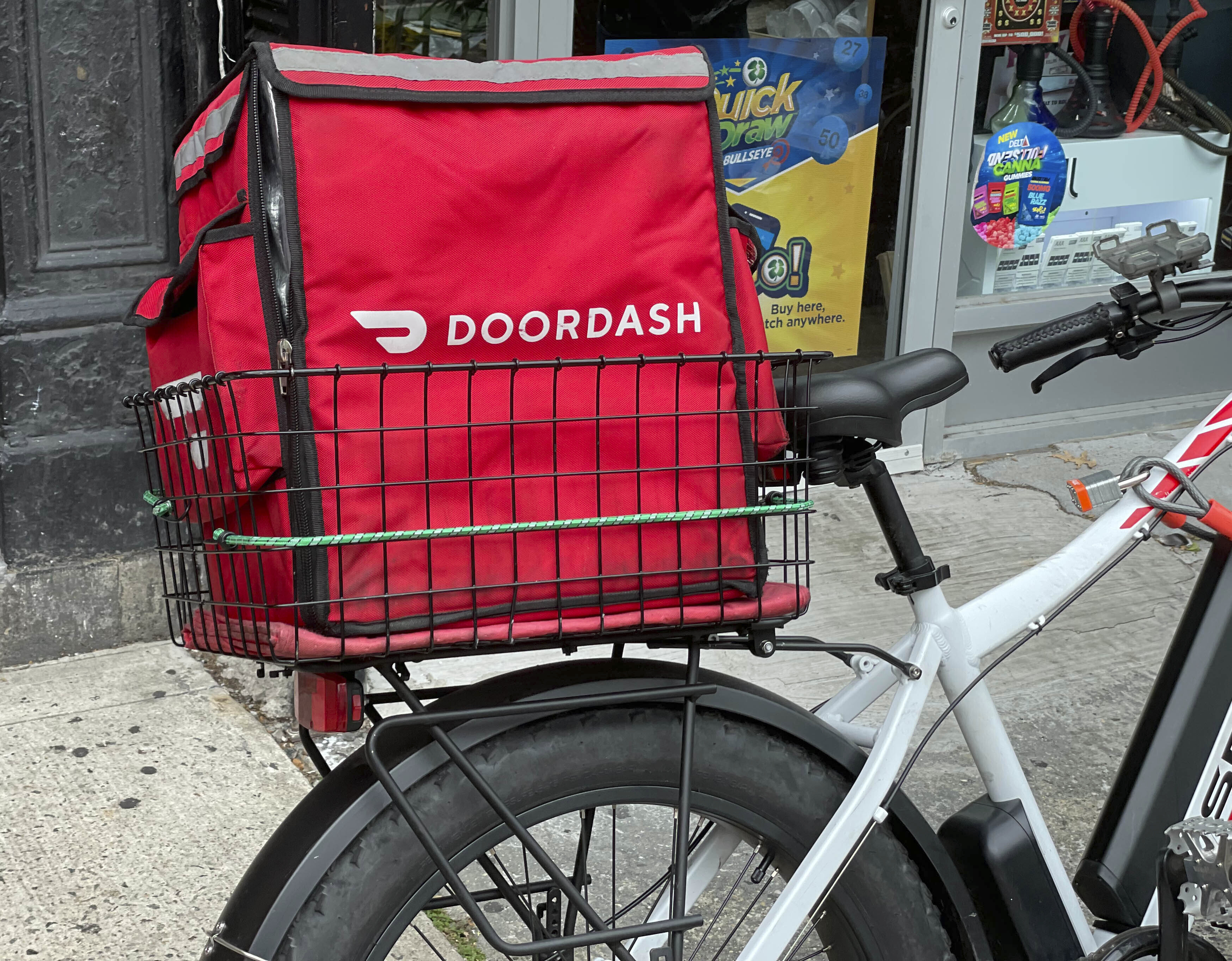 Uber, Grubhub і DoorDash повинні платити нью-йоркським кур'єрам мінімальну зарплату в розмірі 18 доларів