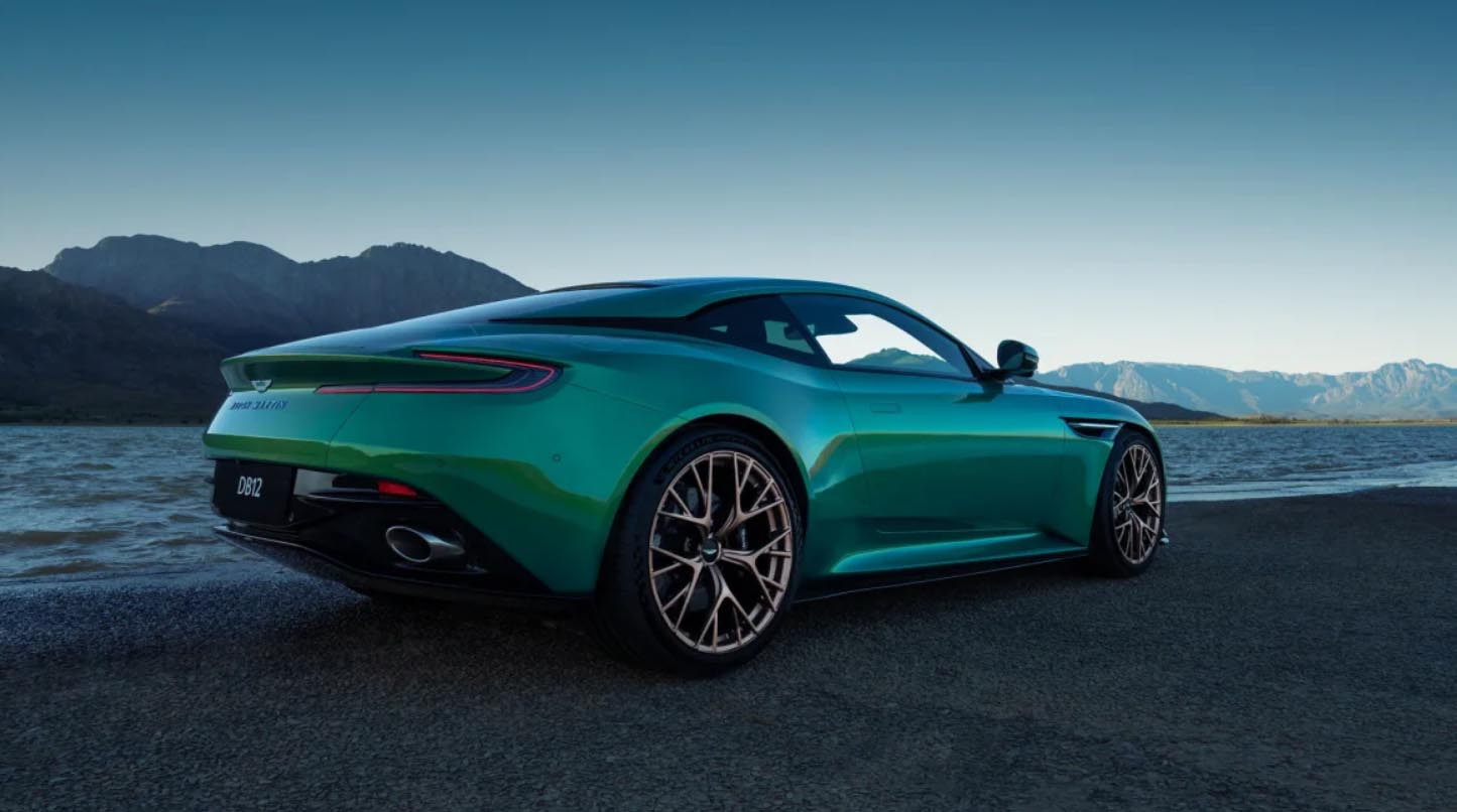 圖／Aston Martin DB12預計在2023年第三季開始交車，除了照片中的綠色款，車身顏色與碳纖維外飾、運動座椅皆提供客製化服務。