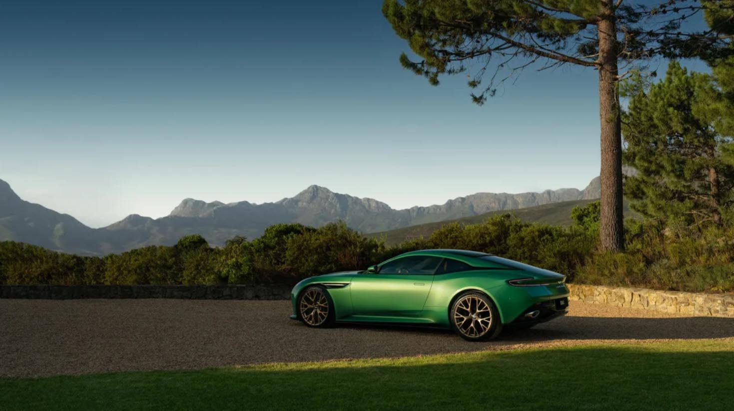 圖／Aston Martin DB12加寬前後輪距，展現出一貫的流線形車身，視覺上更具肌肉感。