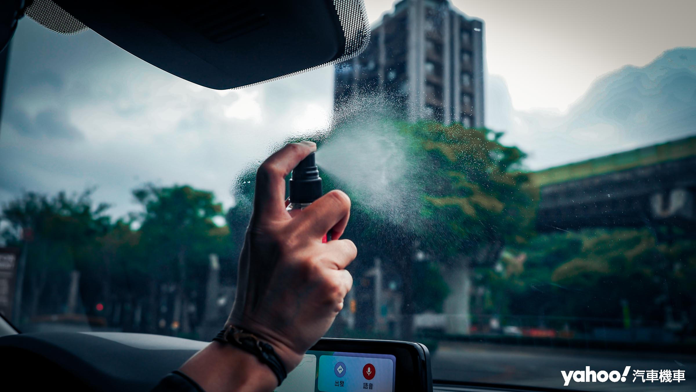 汽車擋風玻璃、車窗等也可使用防禦工事強效鏡片防霧噴霧。